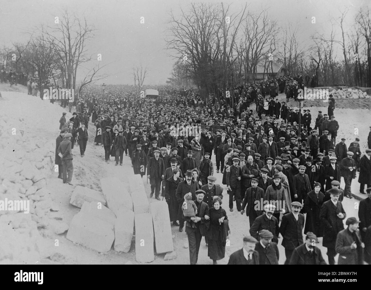 French railway strike . Strikers leaving the Bois de Vincennes after a meeting . 1 February 1920 Stock Photo