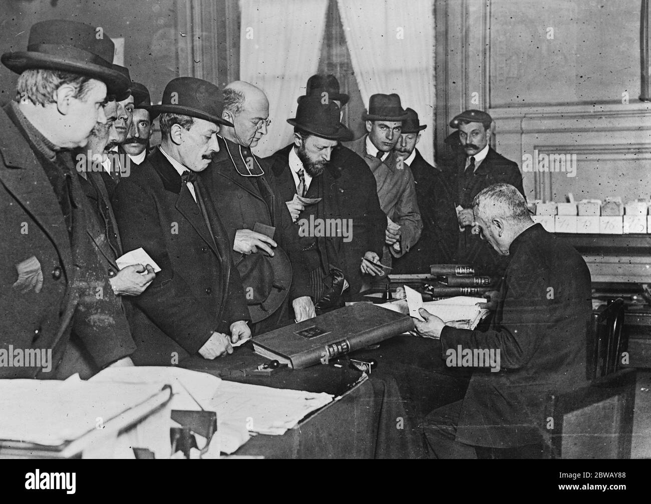 Issuing voting cards to Paris electors . 17 November 1919 Stock Photo