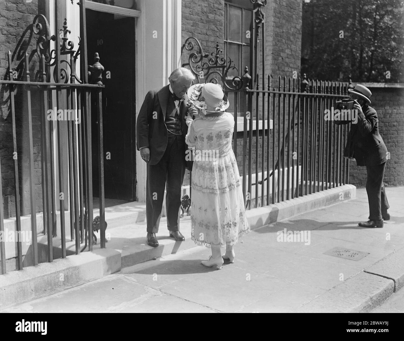 Alexandra Day The Premier buys a rose The Premier purchasing an Alexandra Day rose from Mrs Jackson ( South Africa ) in Downing Street , London 21 June 1922 . Stock Photo
