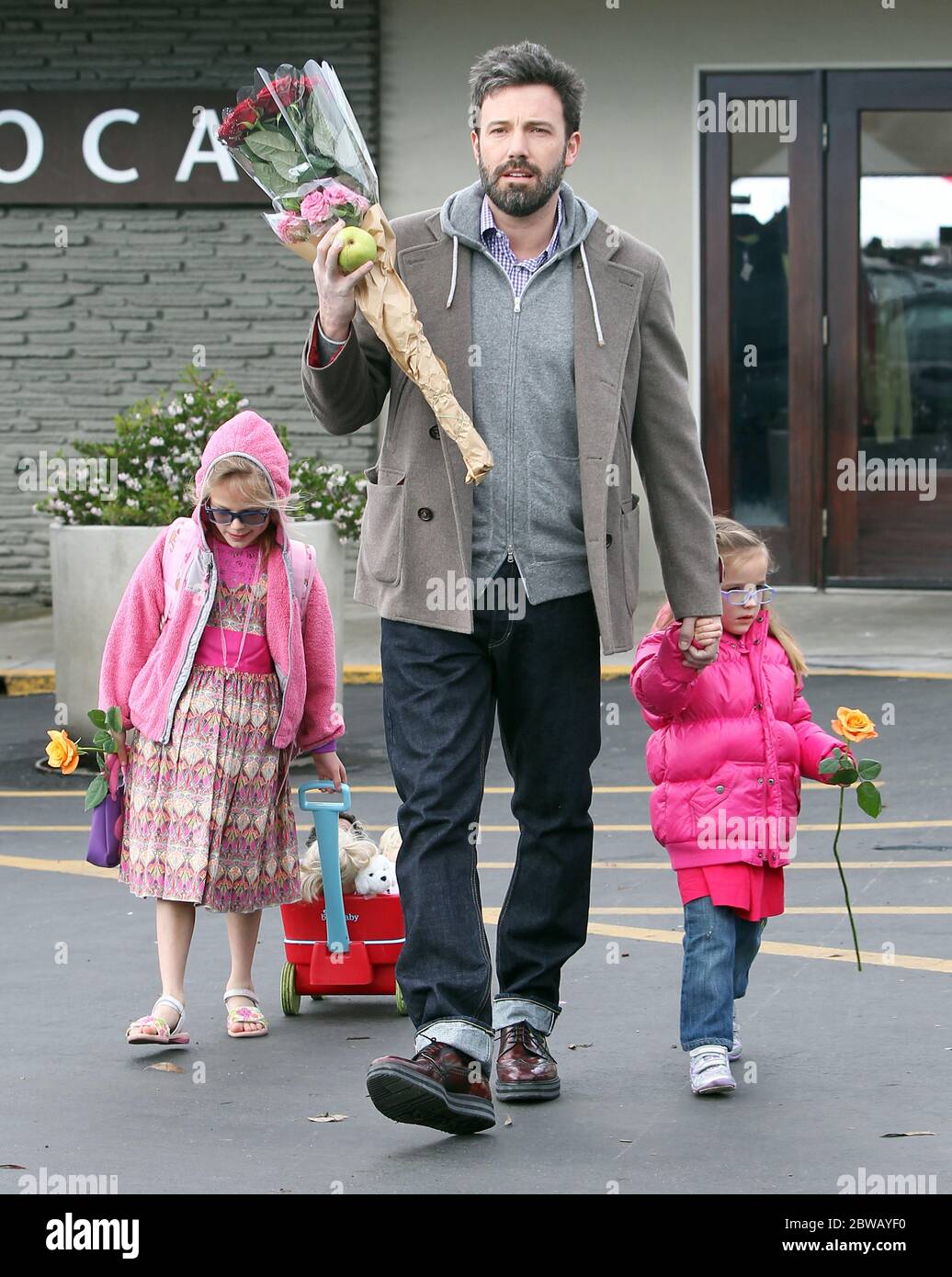 Ben Affleck takes his daughters Violet and Seraphina to the Farmers ...