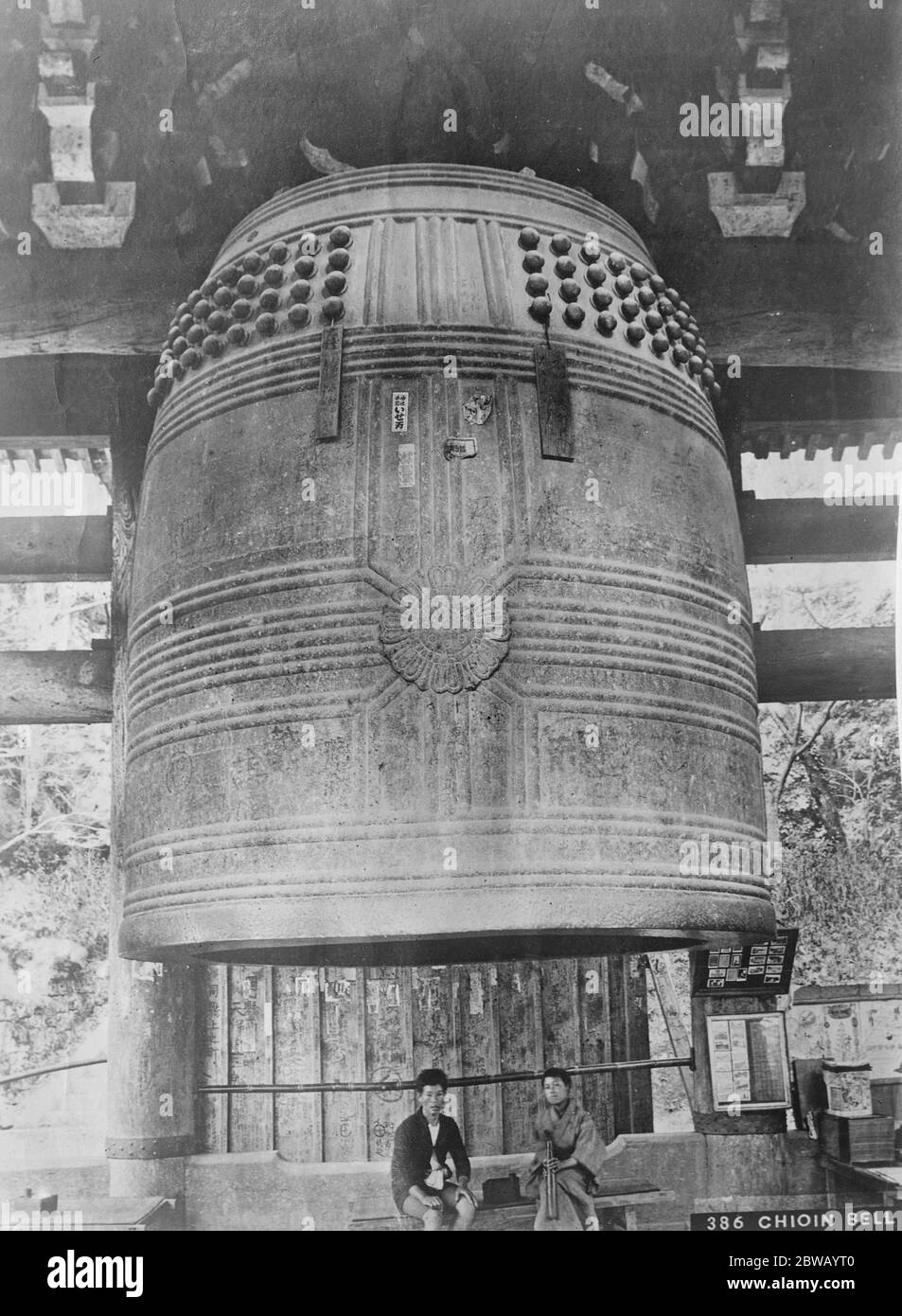 Kioto / Kyoto . The largest suspended bell in the world Hanging in the grounds of the Chion in Temple it weighs 63 tons and is 14 feet in height and 9 feet in diameter 20 April 1922 Stock Photo