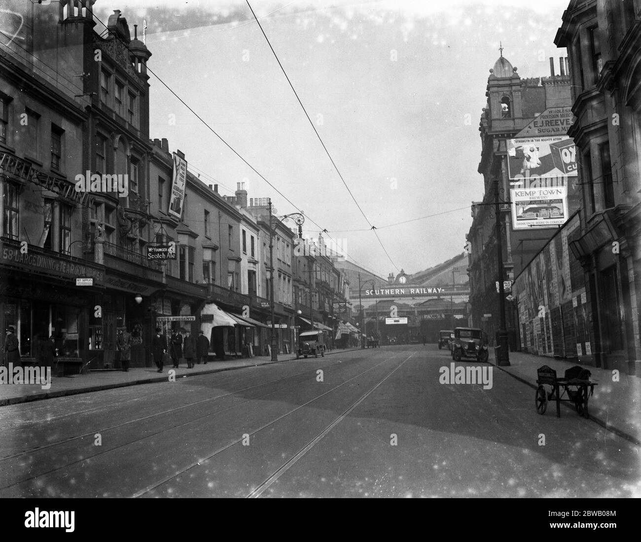 Brighton street scene . Queen ' s Road , Station Approach - showing the front of the station . 2nd March 1931 Stock Photo