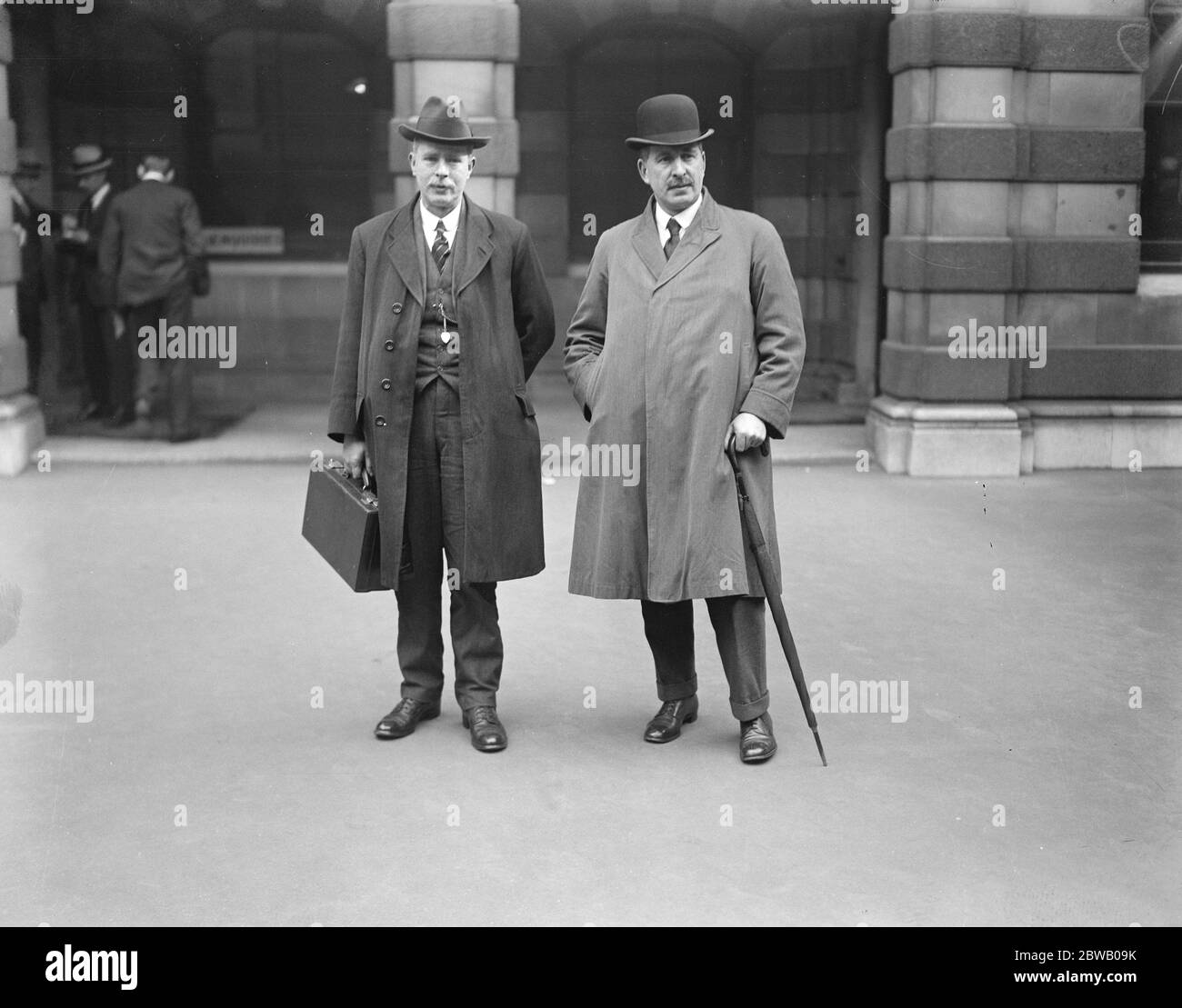 Engineers Meet Dr Macnamara Mr J T Brownlee ( on right ) who headed the deputation with Mr A H Smethurst ( at the Ministry of Labour ) 7 March 1922 Stock Photo