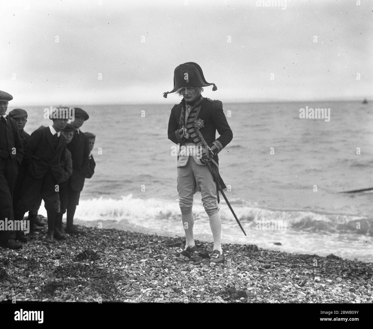 Re - shooting the ' Nelson ' film that was destroyed by fire . Mr Donald Calthrop as Admiral Nelson , on the beach . 14th July 1918 Stock Photo