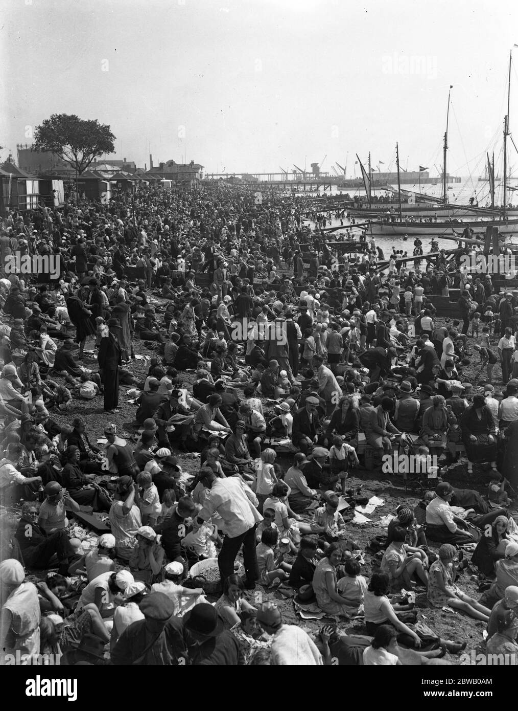 1930s families at the beach hi-res stock photography and images - Alamy