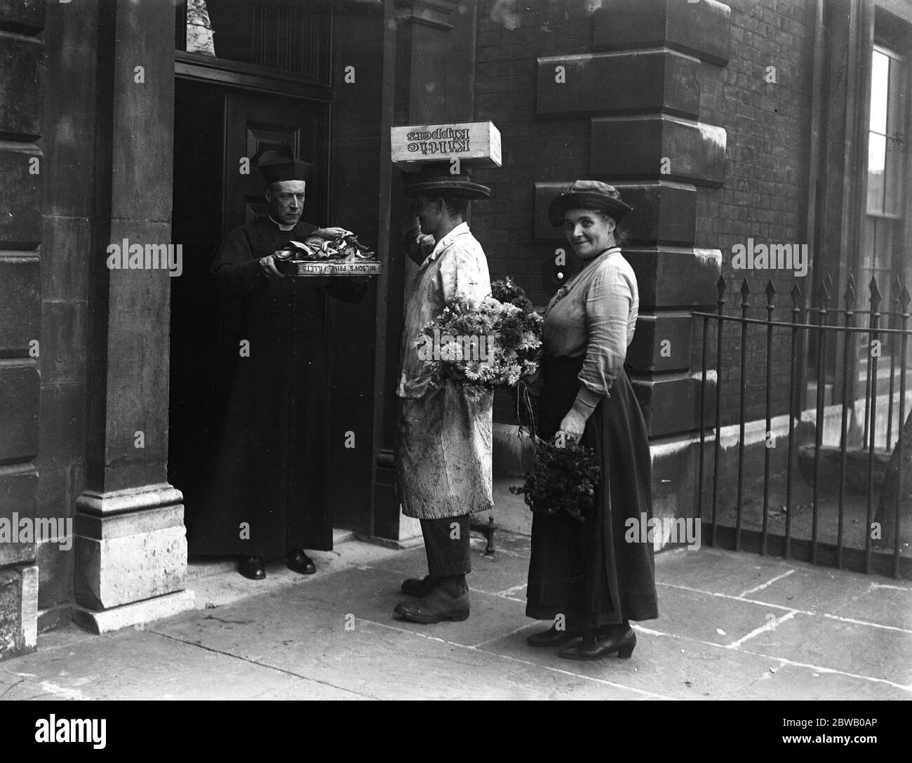 Billingsgate Market ' Fish Harvest Festival . A market porter calling at St Magnus - the - Martyr Church with a contribution . 16 October 1921 Stock Photo