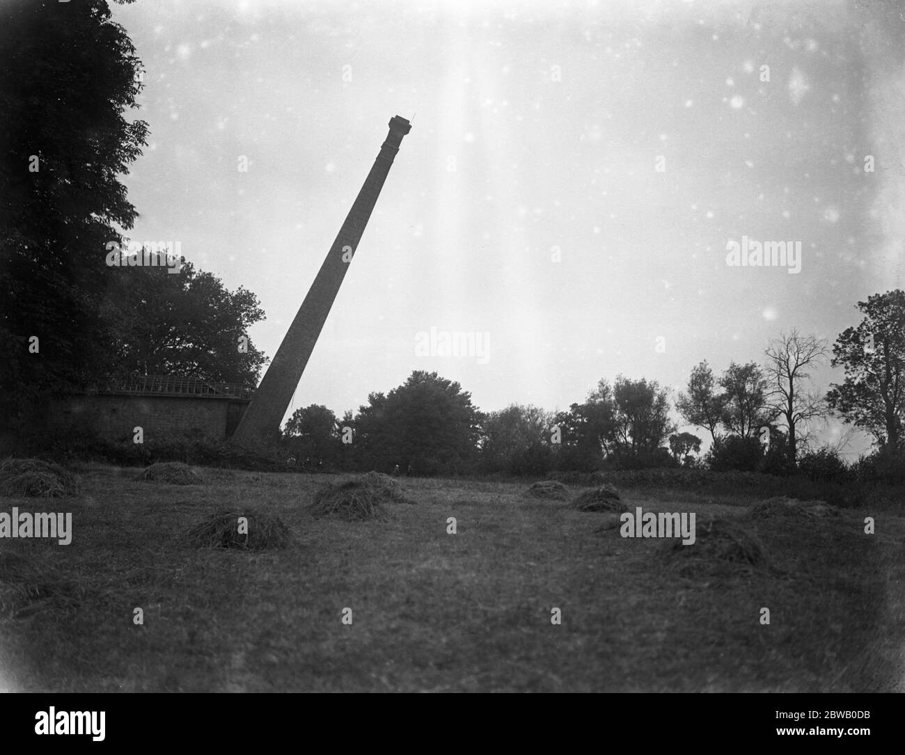 Chimney felling by gelignite at Bedfont Powder Mills , Hounslow . The chimney falling . 16 June 1921 Stock Photo
