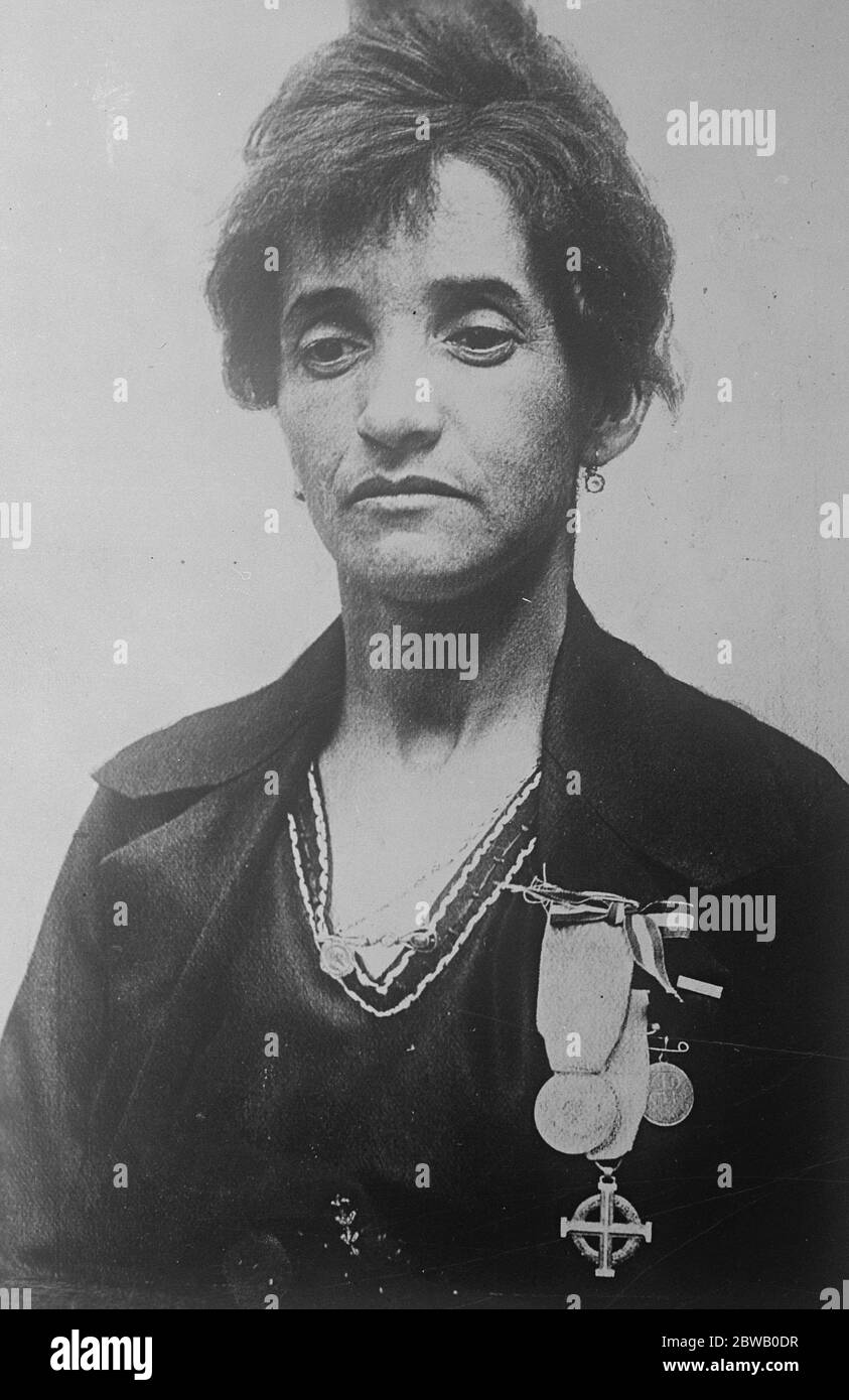 Heroic Schoolmistress Recaptures Italian Flag From Communists Signora De Vecchi the heroic schoolmistress has just been awarded the Italian Gold Medal for recapturing at great personal risk the Italian Flag from a group of Communists who had secured it from a local town hall 17 December 1921 Stock Photo