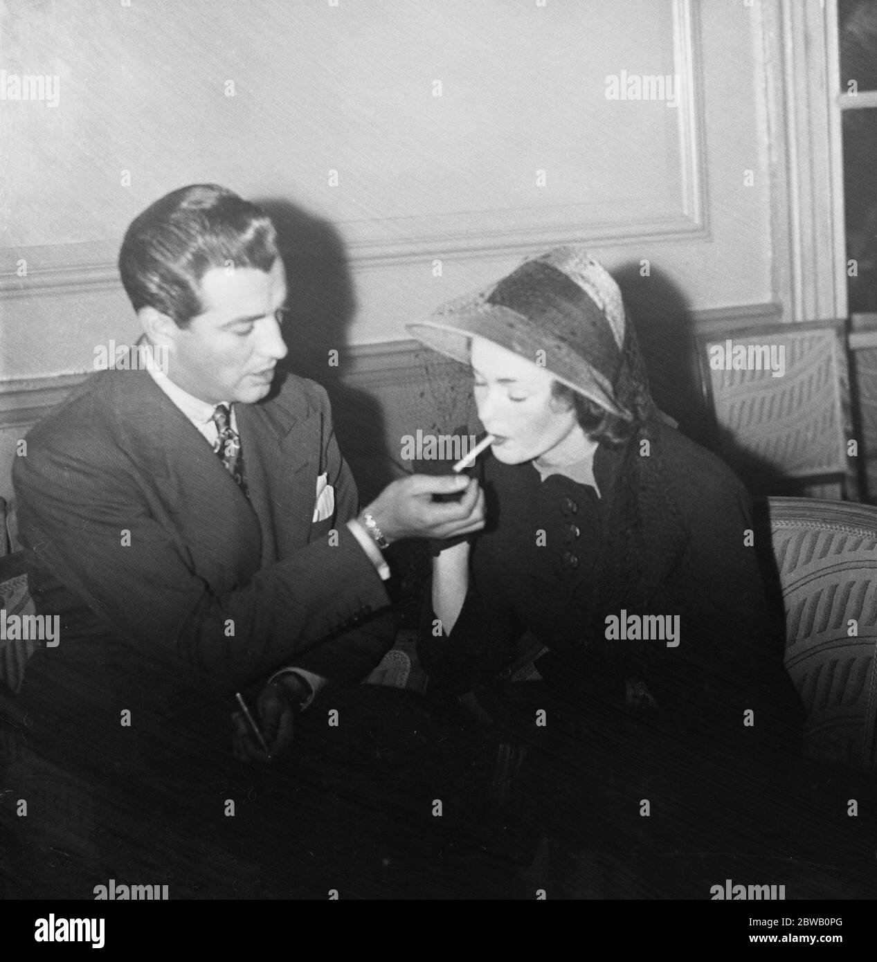 At lunch at the Savoy , American screen stars Robert Taylor and Maureen O ' Sullivan . 3 September 1937 Stock Photo