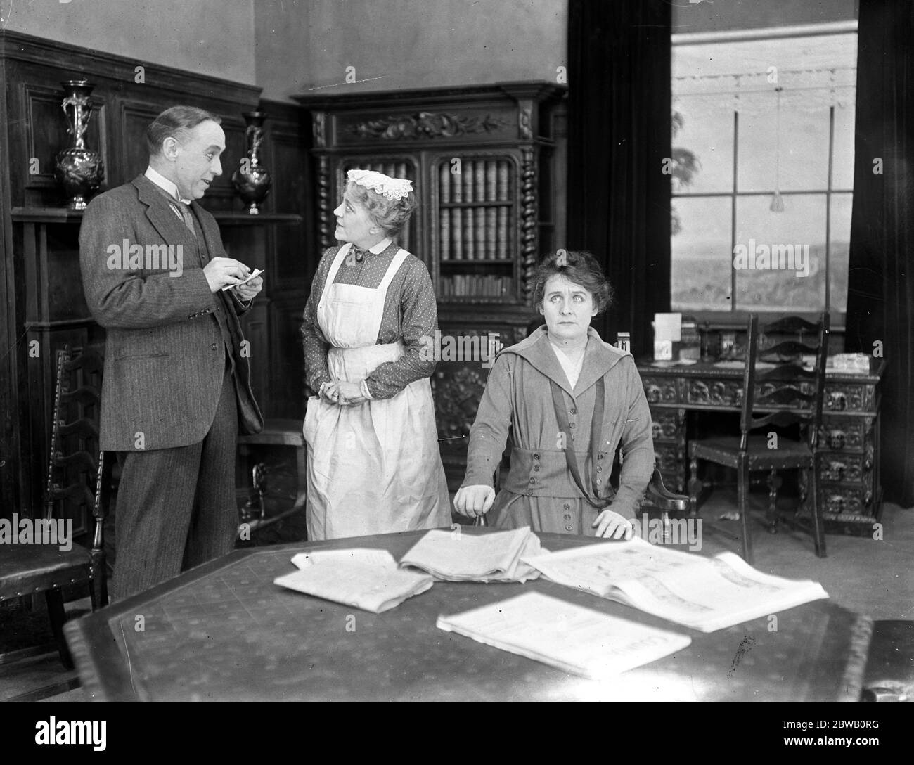 A scene from , ' Everybody ' s Business ' with Norman McKinnel , Gwynne Herbert ( the cook ) and Miss Kate Rorke 1917 Stock Photo