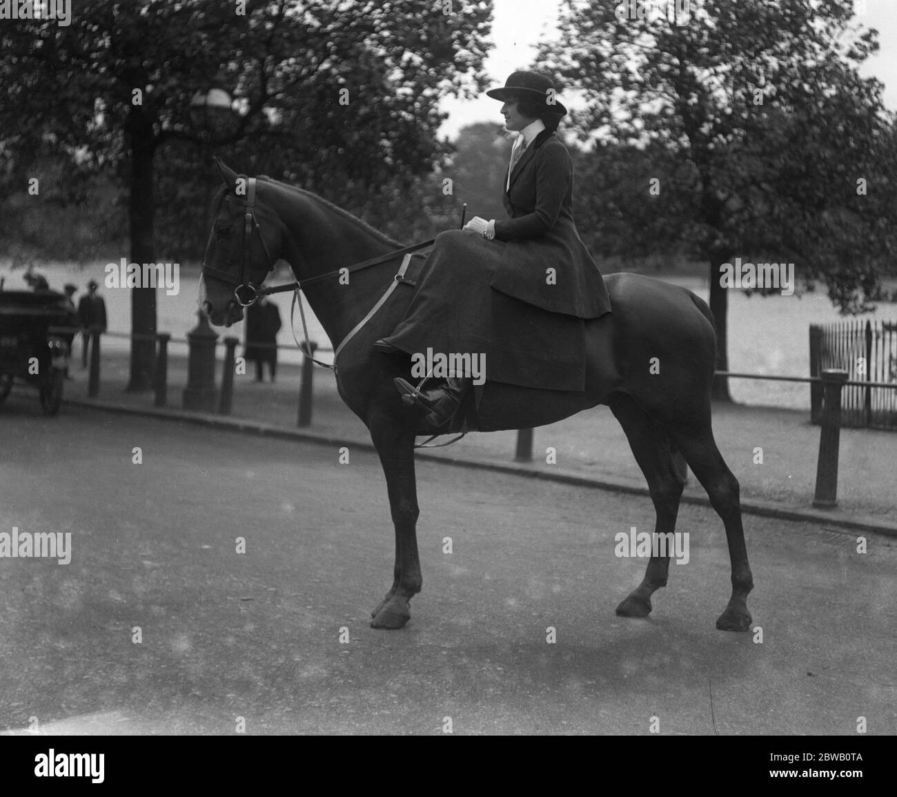 English actress , Miss Marjorie Hume on horseback riding side saddle . Stock Photo
