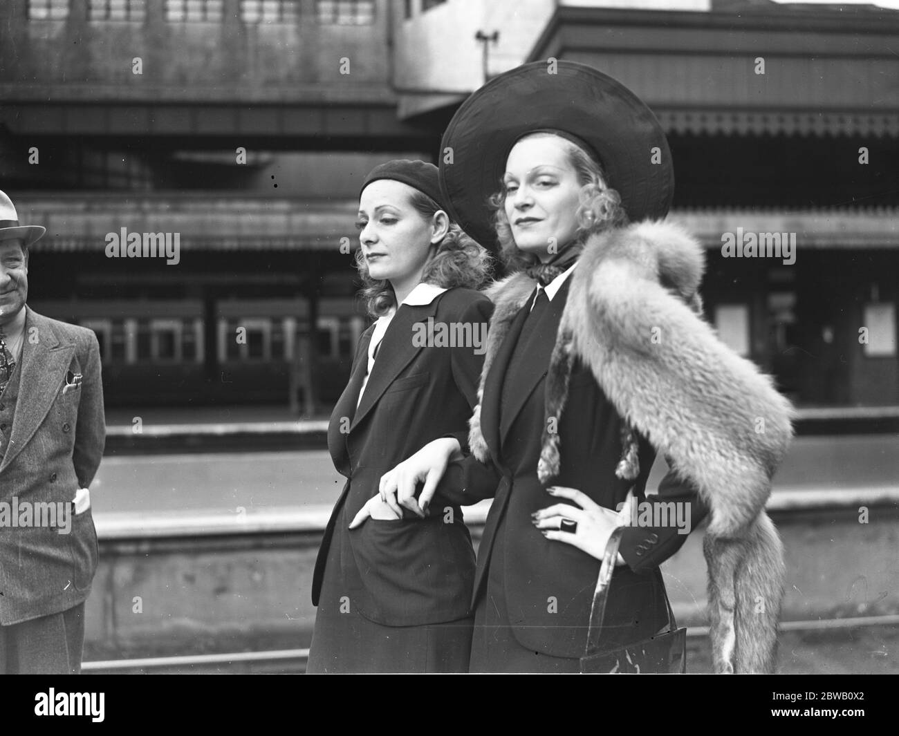 Film stars ' Doubles ' arrive at Paddington Station . Betty Dietrich ( ' Garbo ' ) , left and Carole Dietrich ( ' Marlene Dietrich ' ) 1938 Stock Photo
