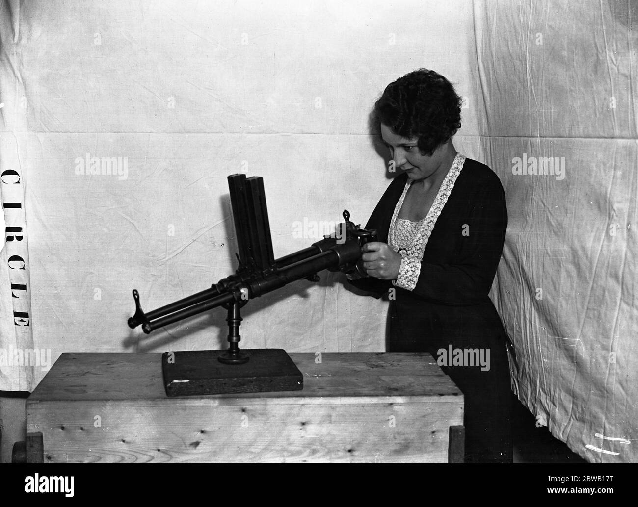 At the RKO Cinema Theatre , Leicester Square , London , a collection of American gangsters weapons is on display . An Italian machine gun being demonstrated . This weapon has found favour , to a certain extent amongst racketeers , but owing to it being necessary for this to be a definite attachment to a fast car , it cannot be easily disposed of and is , therefore , gradually losing its popularity . 21 October 1931 Stock Photo