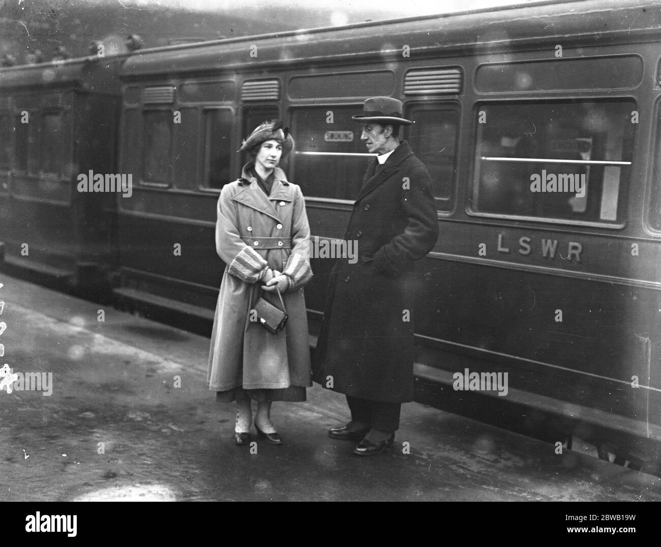 The Reverend Vale Owen leaves Waterloo Station for America . 13 January 1923 Stock Photo