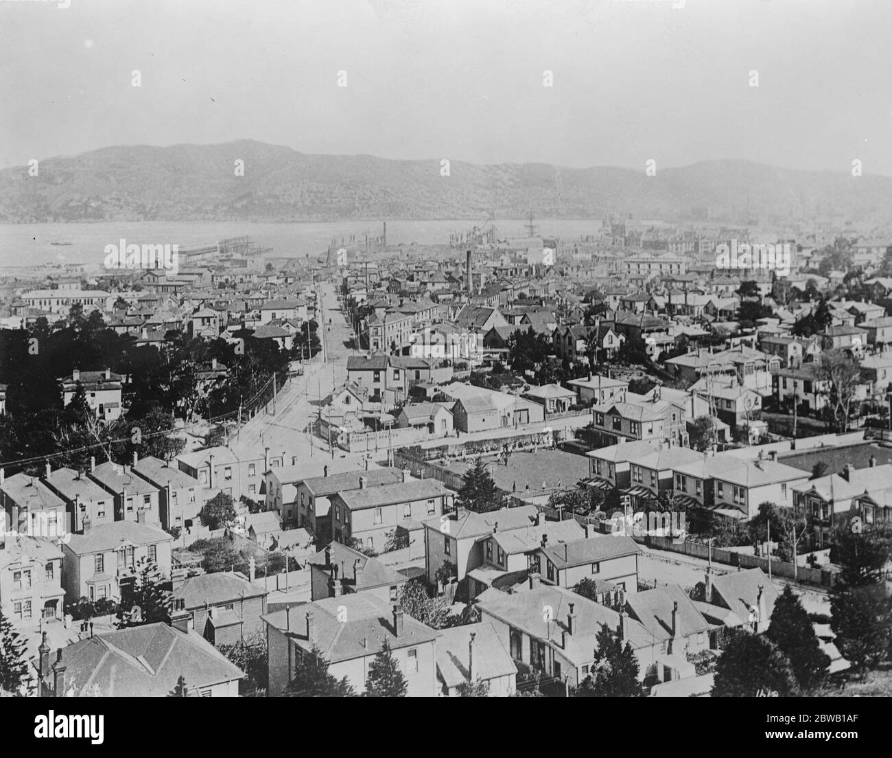 Wellington , New Zealand . General view looking across Harbour to Oriental Bay . 13 April 1922 Stock Photo