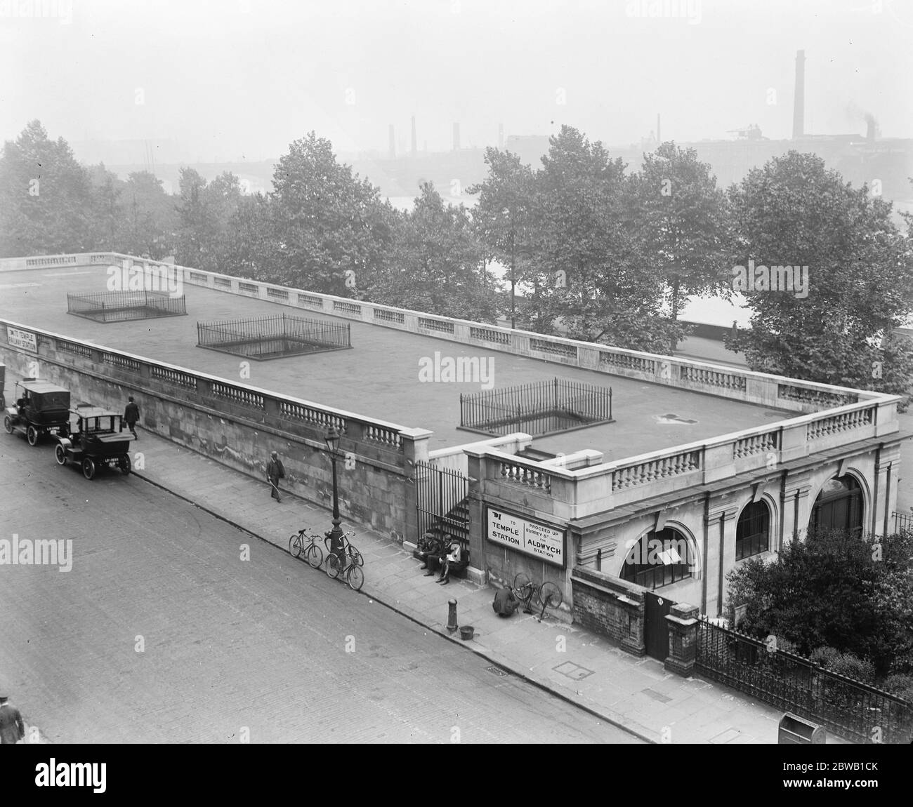 Temple Underground station in 1919 Stock Photo