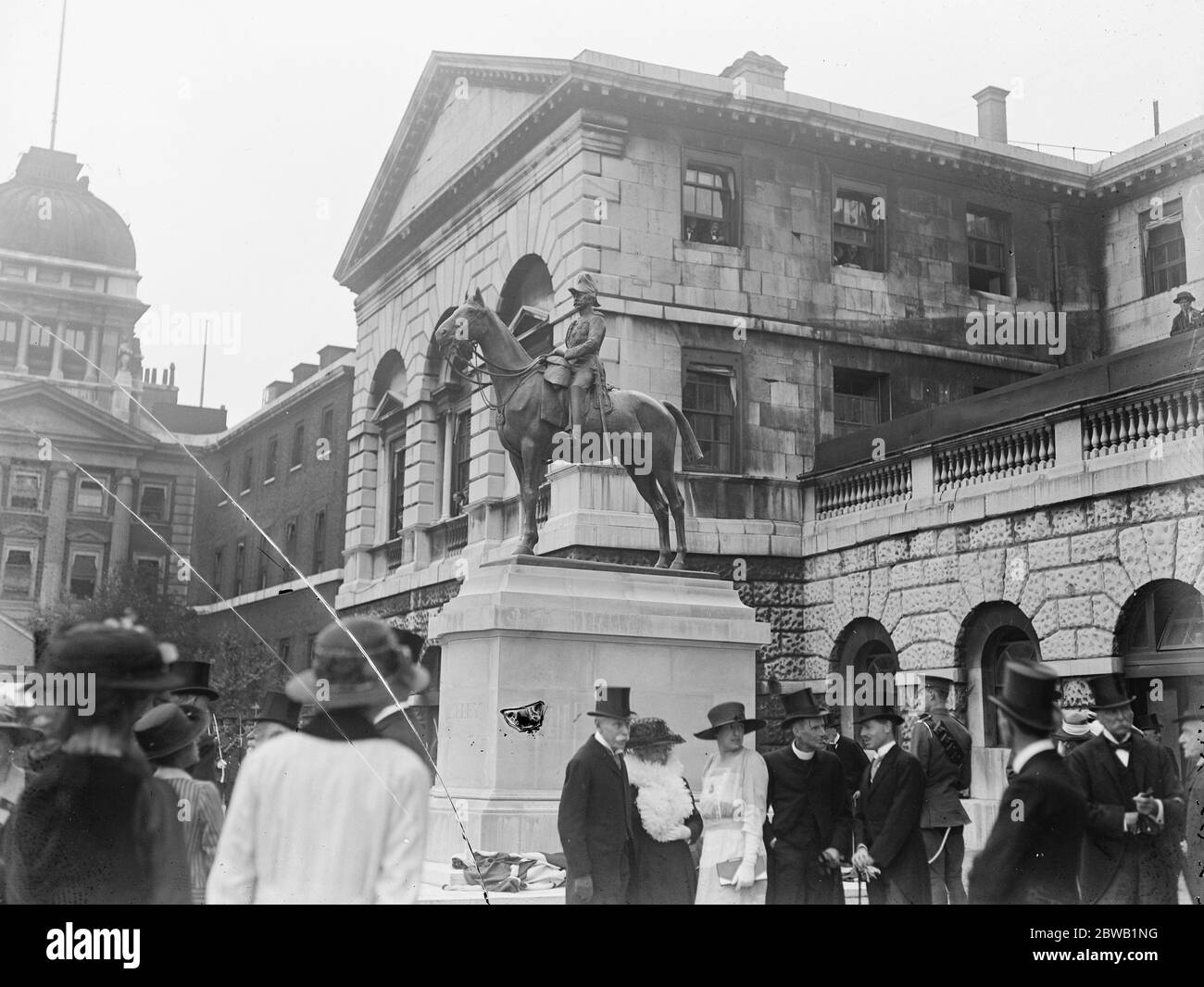 The Duke of Connaught unveils the Wolseley memorial . 24 June 1920 Stock Photo