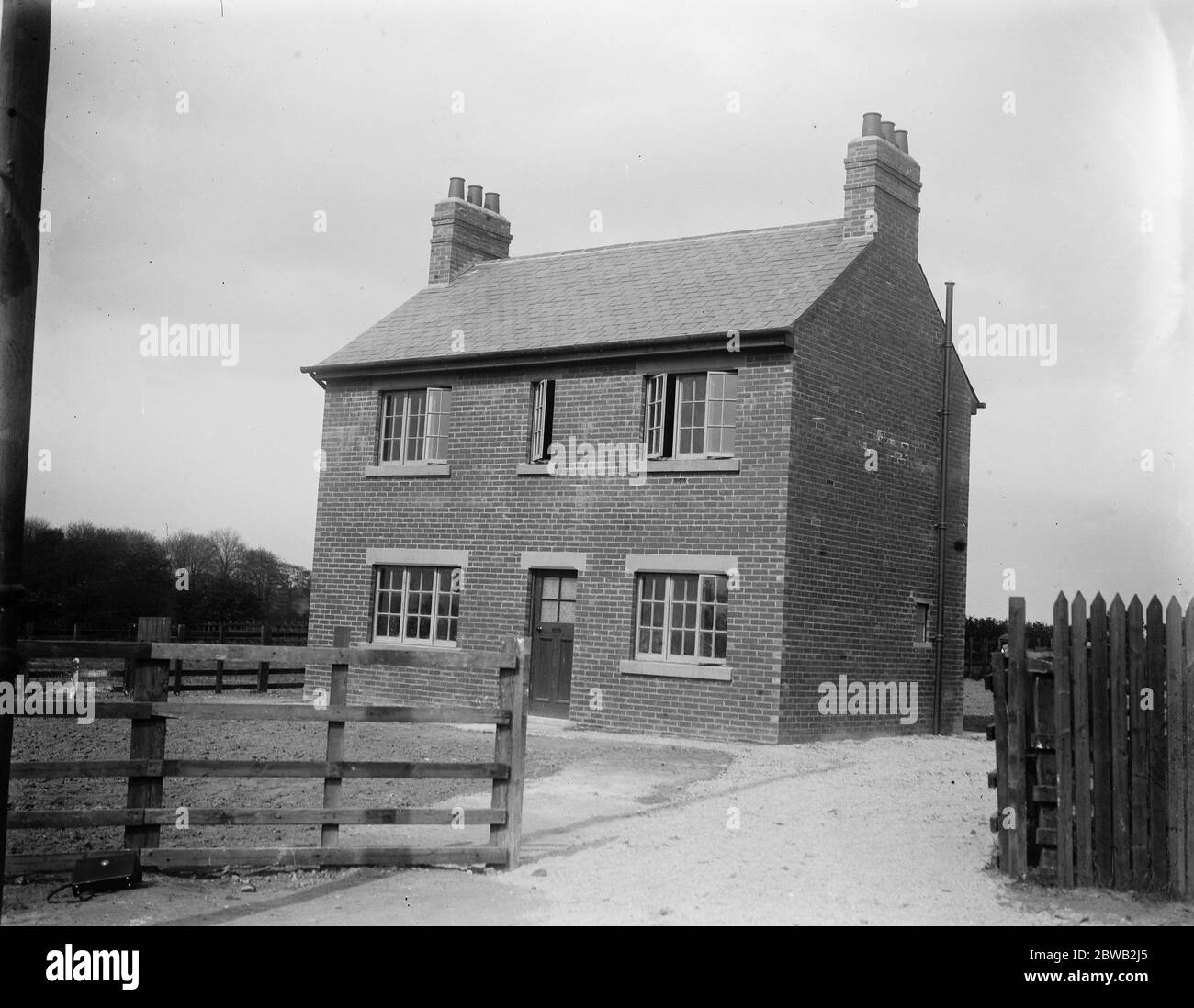 Six men complete five room cottage in nine weeks This cottage which is in Hemsworth near Leeds was built for the Great North and Great Central Railways joint committee from plans etc prepared by Mr A J Bricknell . T S I C B E surveyor to the Great Northern Railway 22 May 1920 Stock Photo