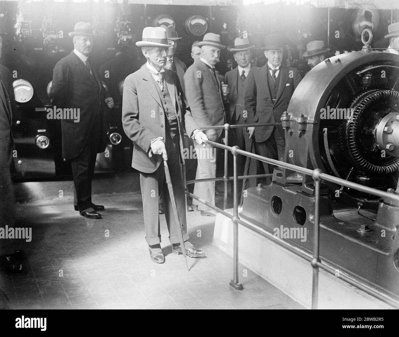 Linking up the Empire by wireless chain Mr Kellaway the Postmaster General opened the first station of the Imperial Wireless Chain at Leafield near Oxford on Thursday , here is one of the huge leading insulators 18 August 1921 Stock Photo