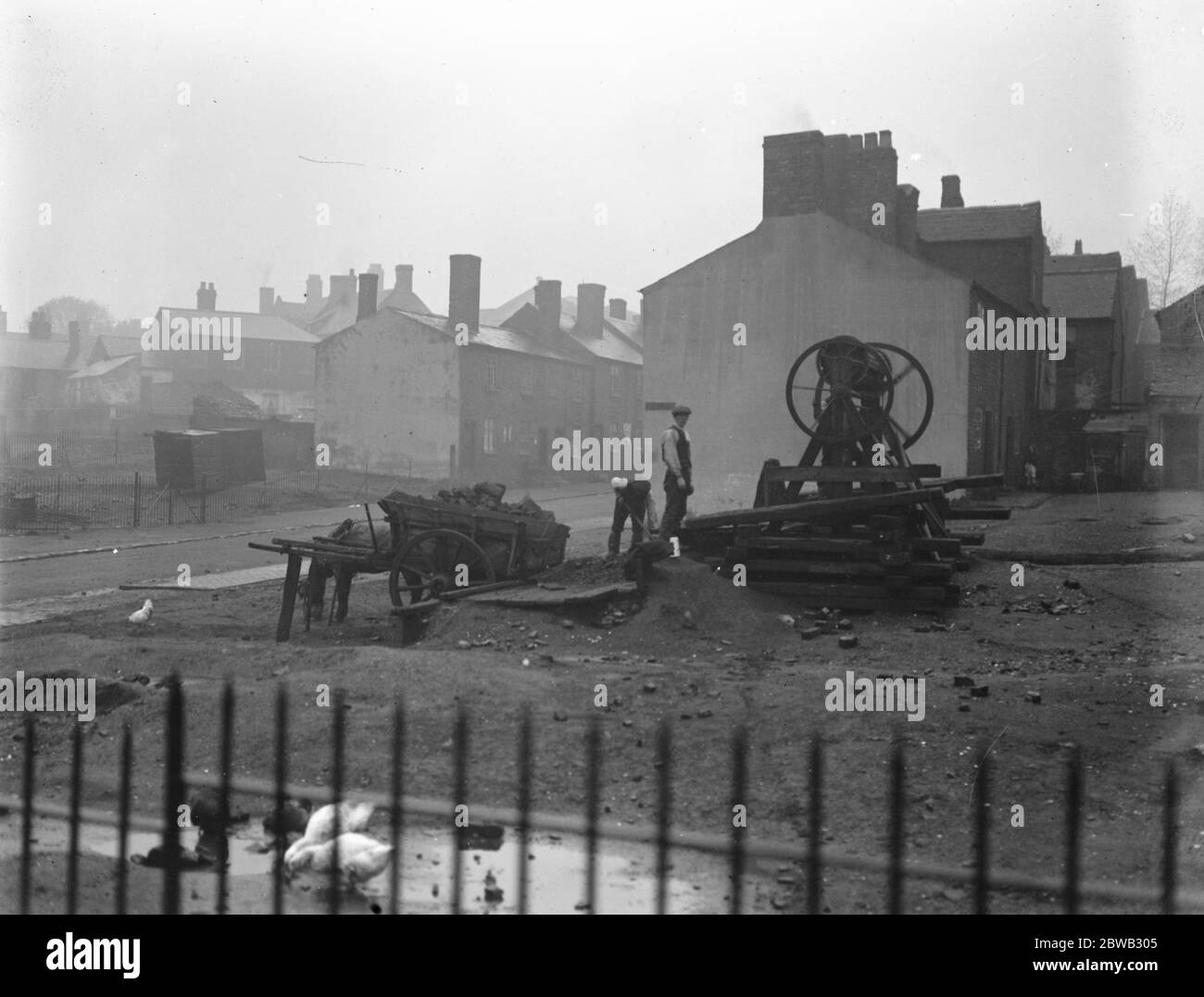 Curious little colliery to carry on during the strike Little colliery in Bilston Staffordshire . It has been sunk to a depth of 30 feet to tap the coal seam which rises to within a few yards of the street 18 October 1920 Stock Photo