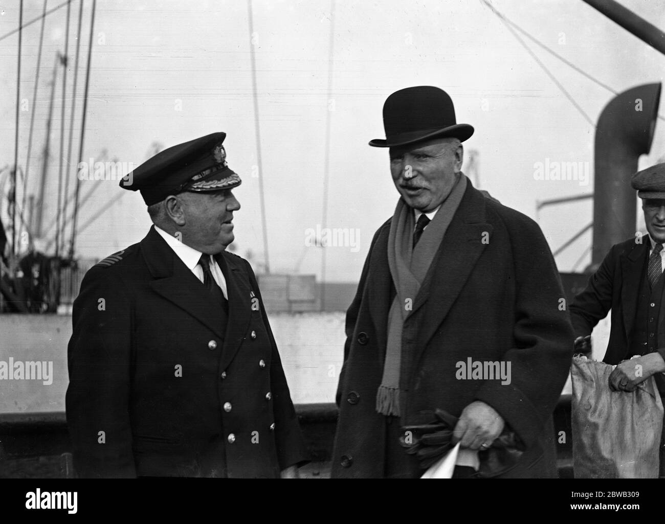 4,000 lambs arrive at the Royal Albert Docks on the , ' SS Large Bay ' sent as Christmas presents by Australians to friends in this country . Captain W M Jermyn , Commodore Skipper of the Aberdeen Line with Sir Granville Ryrie , High Commissioner for Australia . 8 December 1931 Stock Photo