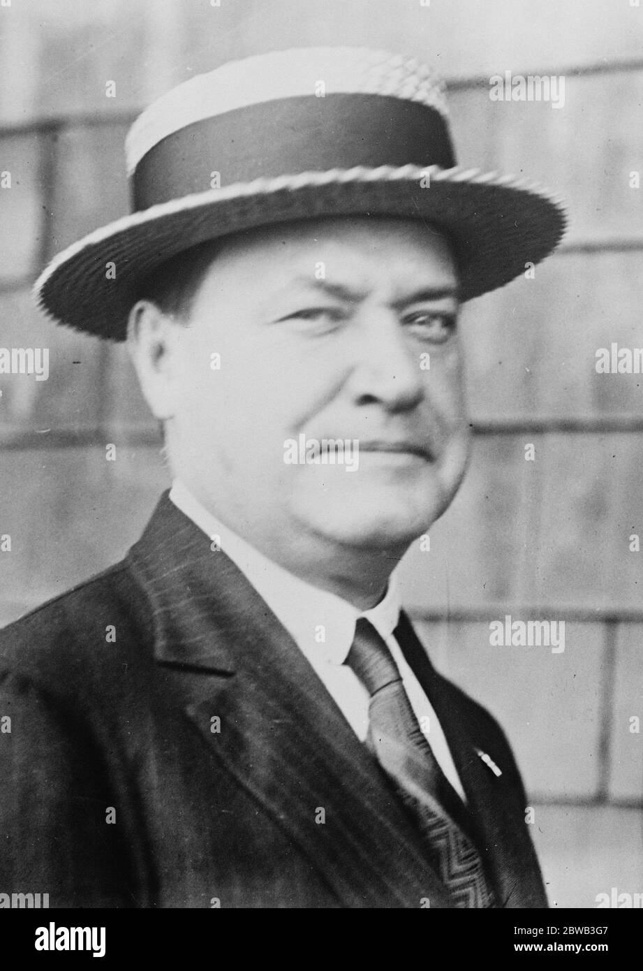 F Sinclair - Trainer and owner of the race horse ' Zev ' an American thoroughbred horse racing 15 October 1923 Stock Photo