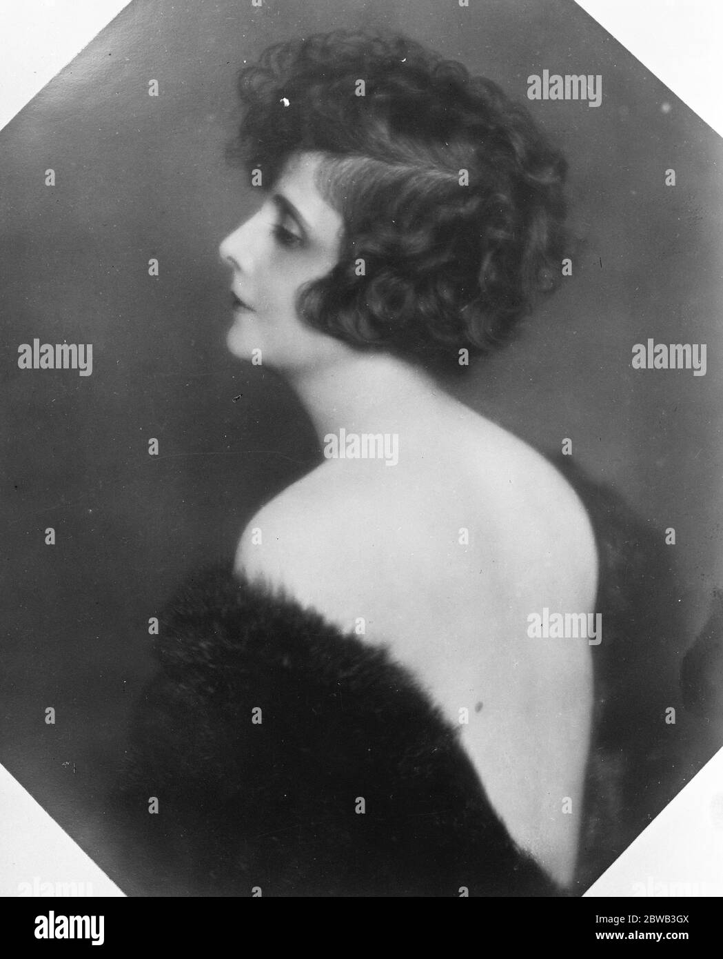 Cuba ' s fairest daughter Mme Diaz Albertini wife of the well known tobacco millionaire , and a prominent leader of Havana Society , whose toilettes are creating something of a sensation in Paris . It is a noteworthy fact that the lady insists upon displaying a lucky mole on her back in all her studio portraits 16 October 1923 Stock Photo