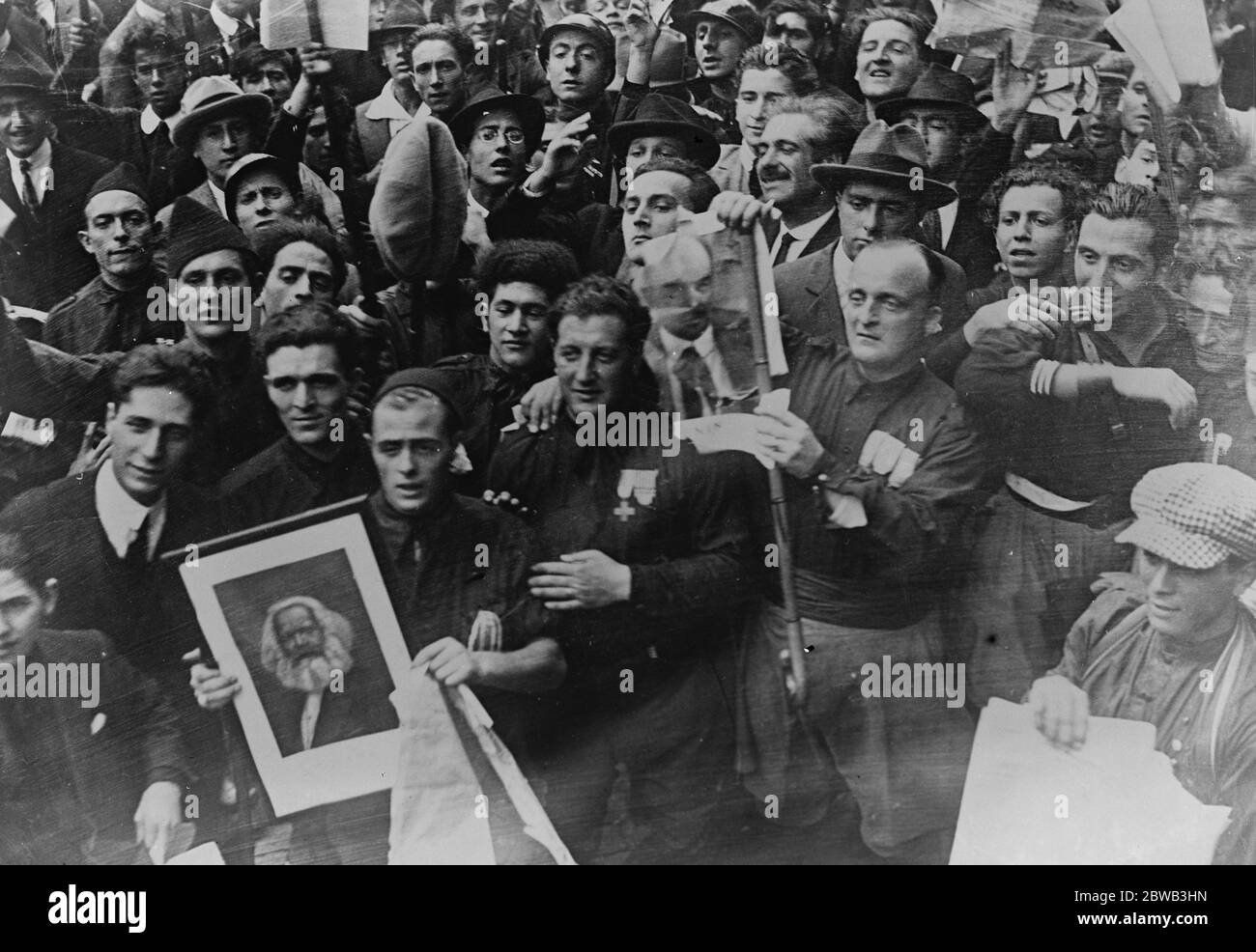First picture of Fascisti arrival in Rome . Fascisti carrying captured pictures of Karl Marx , Lenin and Trotsky on their arrival in Rome . 2 November 1922 Stock Photo