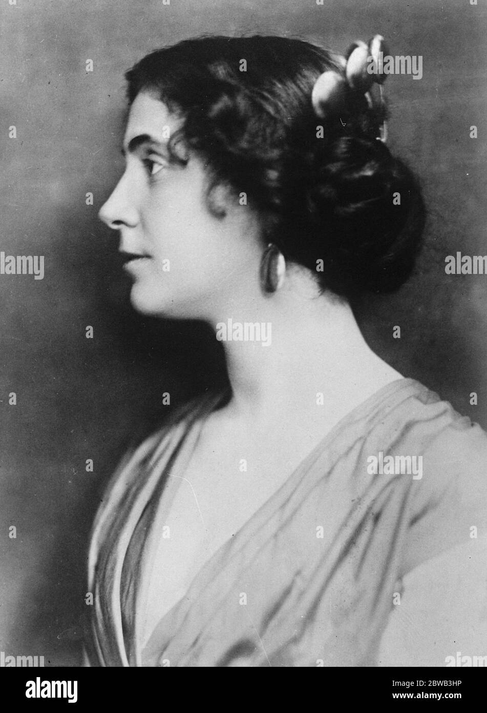 Suing his wife and leading lady for divorce . Max Reinhardt , is suing his wife ( who is also his leading lady ) for divorce at Breslau . Frau Reinhardt . 11 September 1923 Stock Photo