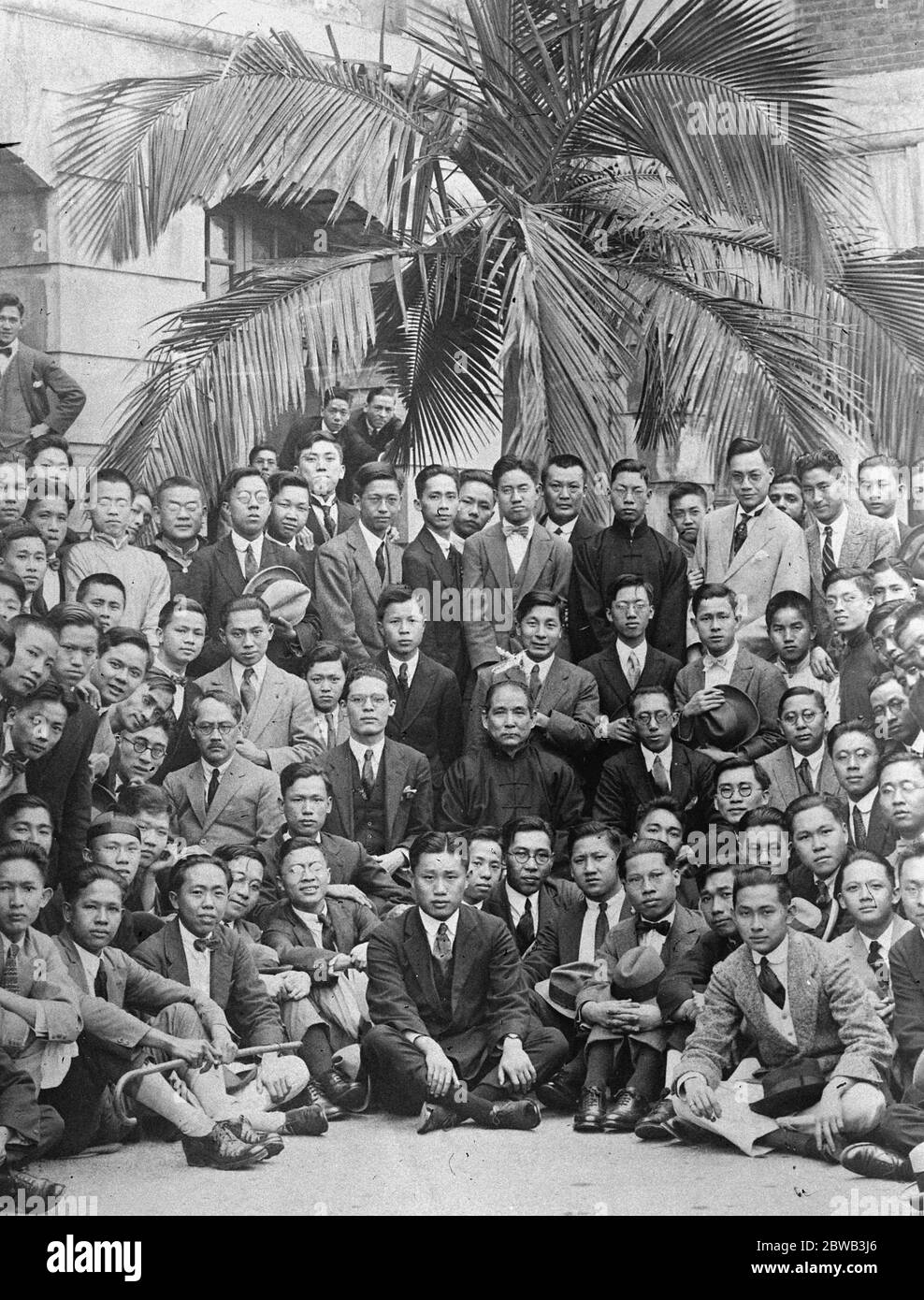 Dr Sun Yat Sen at Hong Kong University Dr Sun Yat Sen surrounded by the pupils of Hong Kong University . It will be remembered that Sun Yat Sen when styled the President of the Chinese Republic had to seek refuge on a British warship 9 April 1923 Stock Photo