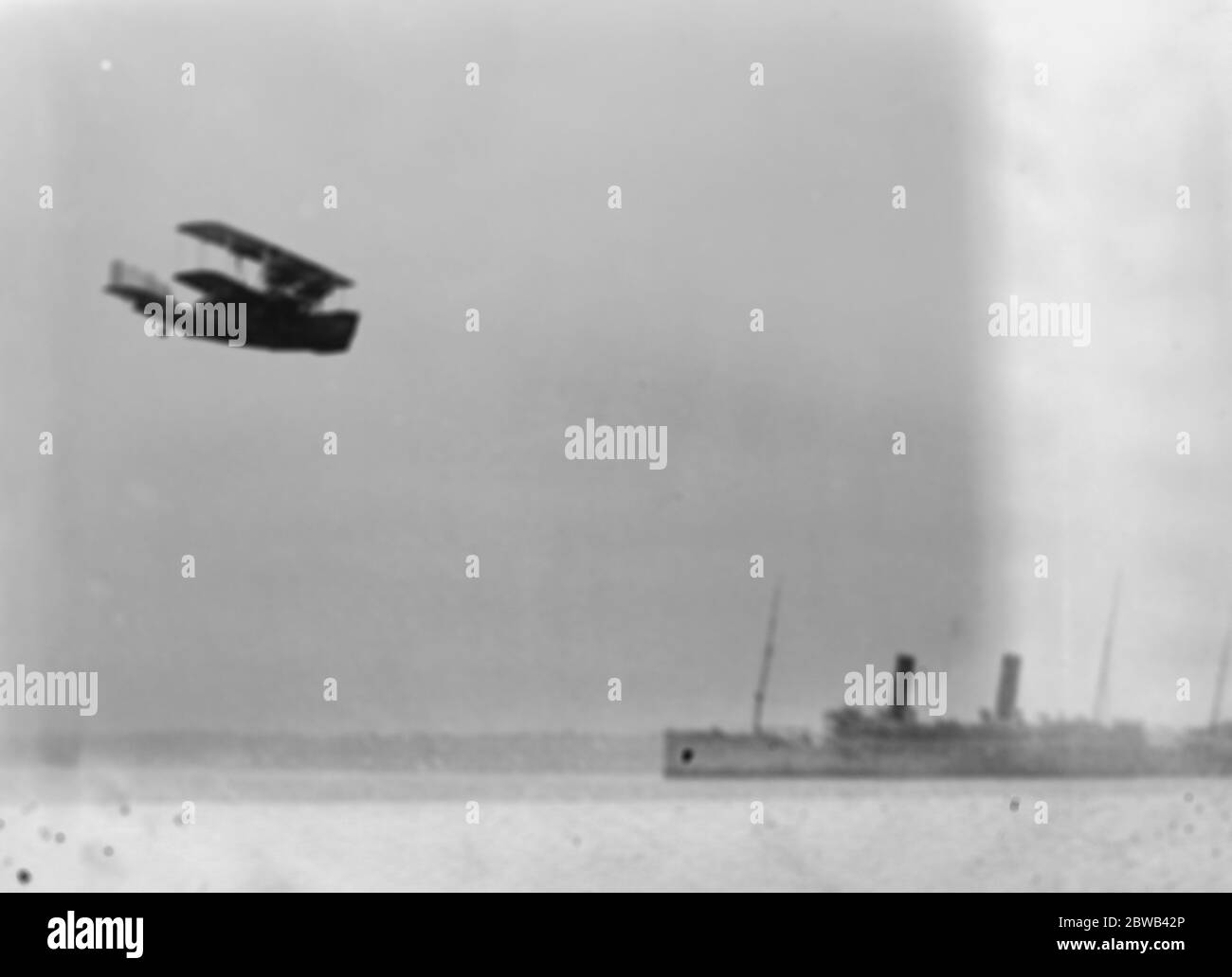 World 's first twin engined boat amphibian built for Air Ministry to carry 14 passengers . The machine flying in Southampton Water . 28 March 1924 Stock Photo