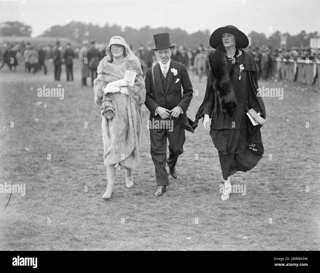 Society at Epsom on Oaks Day . Sir Percy Simons with Miss Heather Thatcher and Miss Mollie Ramsden . 8 June 1923 Stock Photo