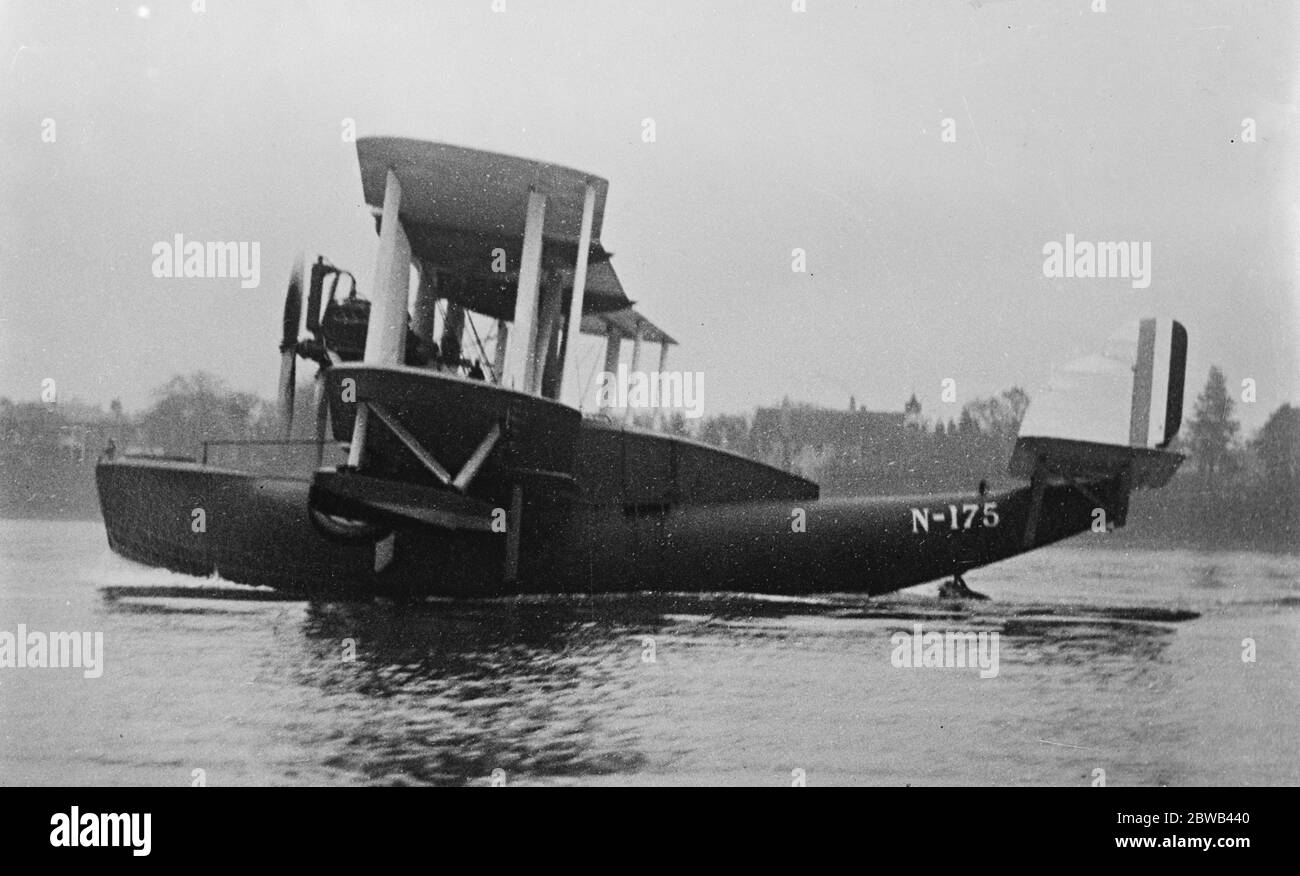 World 's first twin engined boat amphibian built for Air Ministry to carry 14 passengers . The machine taxiing . 28 March 1924 Stock Photo
