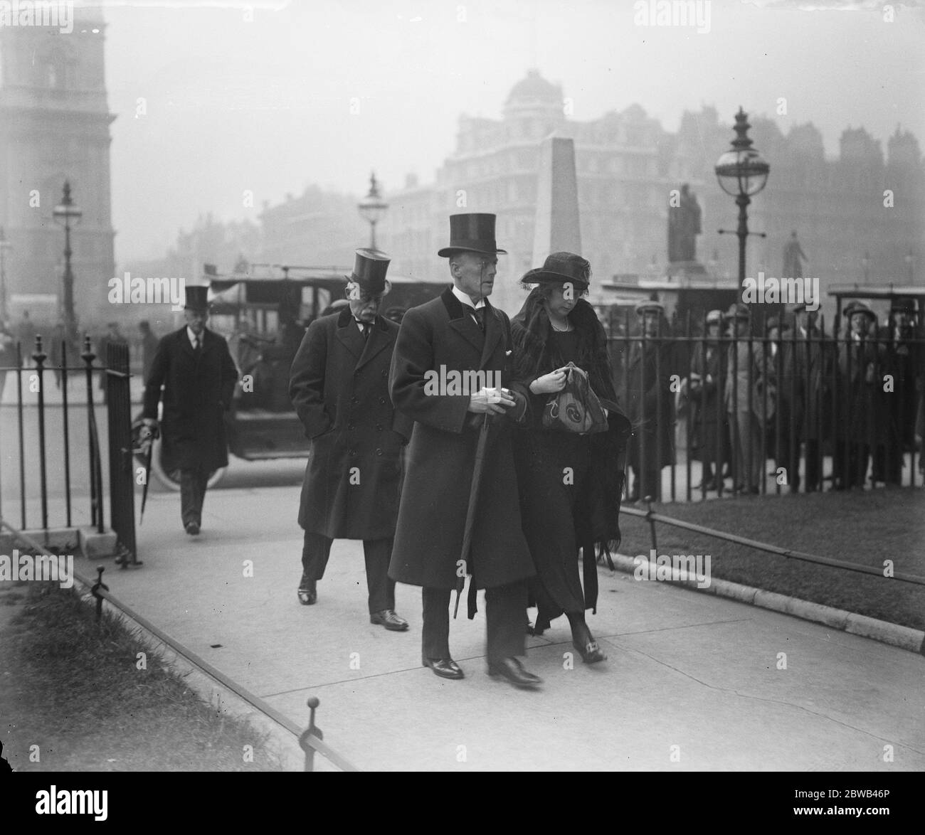 Memorial service for Lord Chaplin at St Margaret 's , Westminster . Mr and Mrs Austen Chamberlain followed by Lord Gainsford , arriving . 1 June 1923 Stock Photo