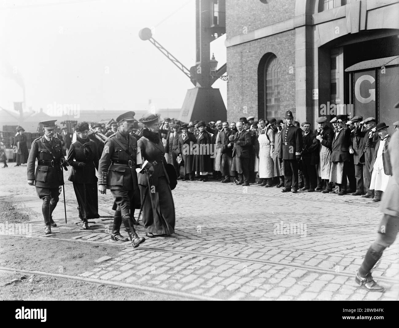 The Queen visits Woolwich dockyard London 19 October 1917 Stock Photo