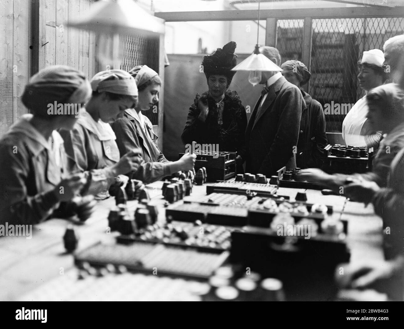 The Queen visits Cubitts munition factory London 19 October 1917 Stock Photo