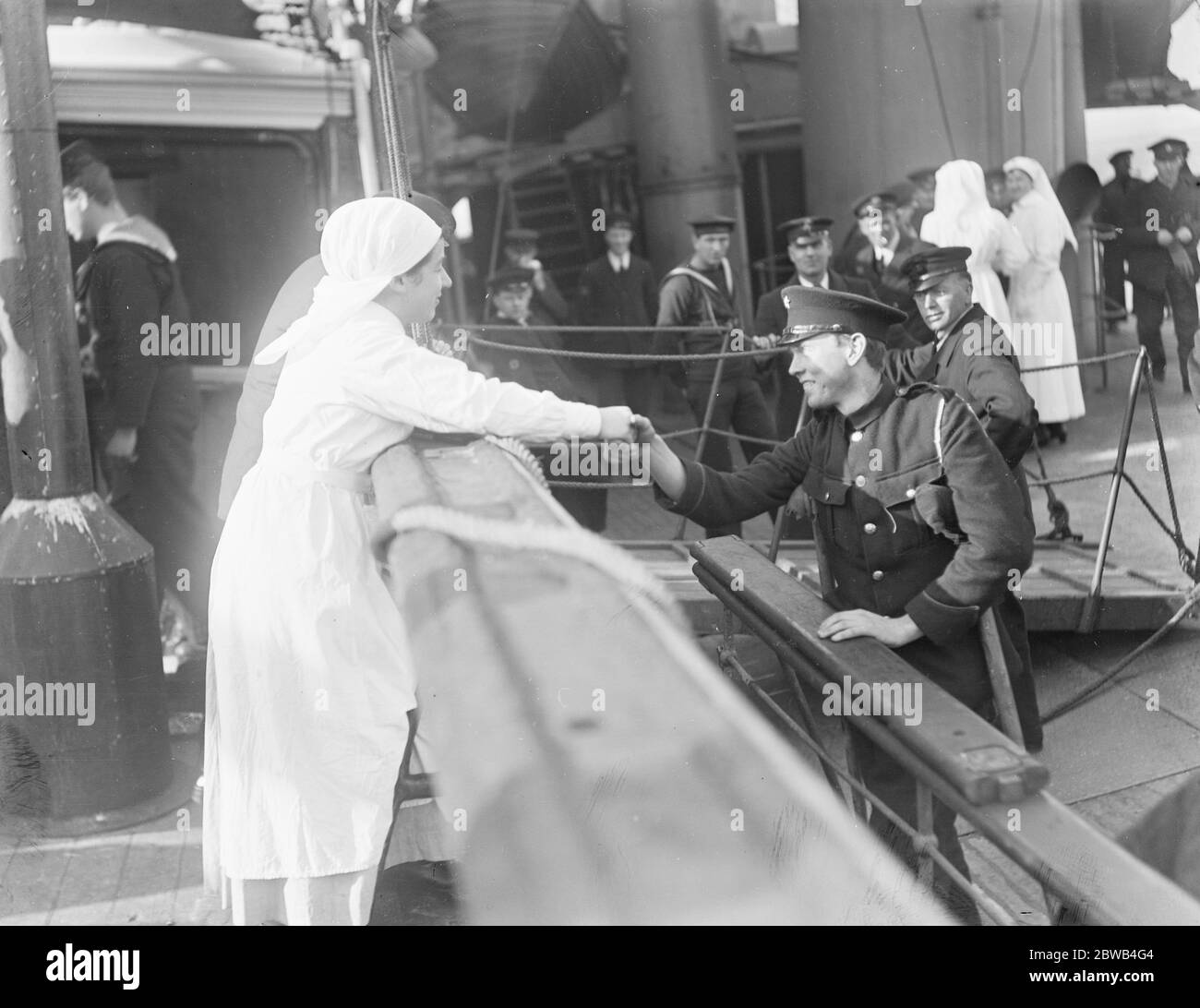 Repatriated Prisoners Arrive at Boston , Lincolnshire Bidding good bye to the Dutch nurse who attended to him during the crossing 1918 Stock Photo