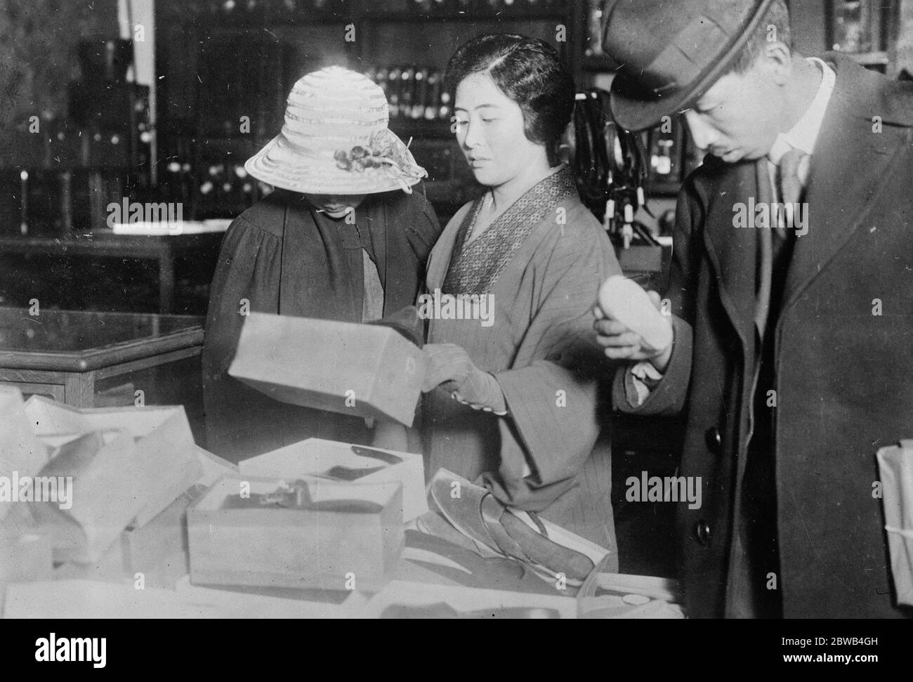 Democratic ways of a Japanese Princess . Princess Nashimoto , regarded as the most beautiful woman among the Imperial families of Japan ( centre ) shows her democratic tendencies by frequent shopping tours in Tokyo . 14 May 1924 Stock Photo