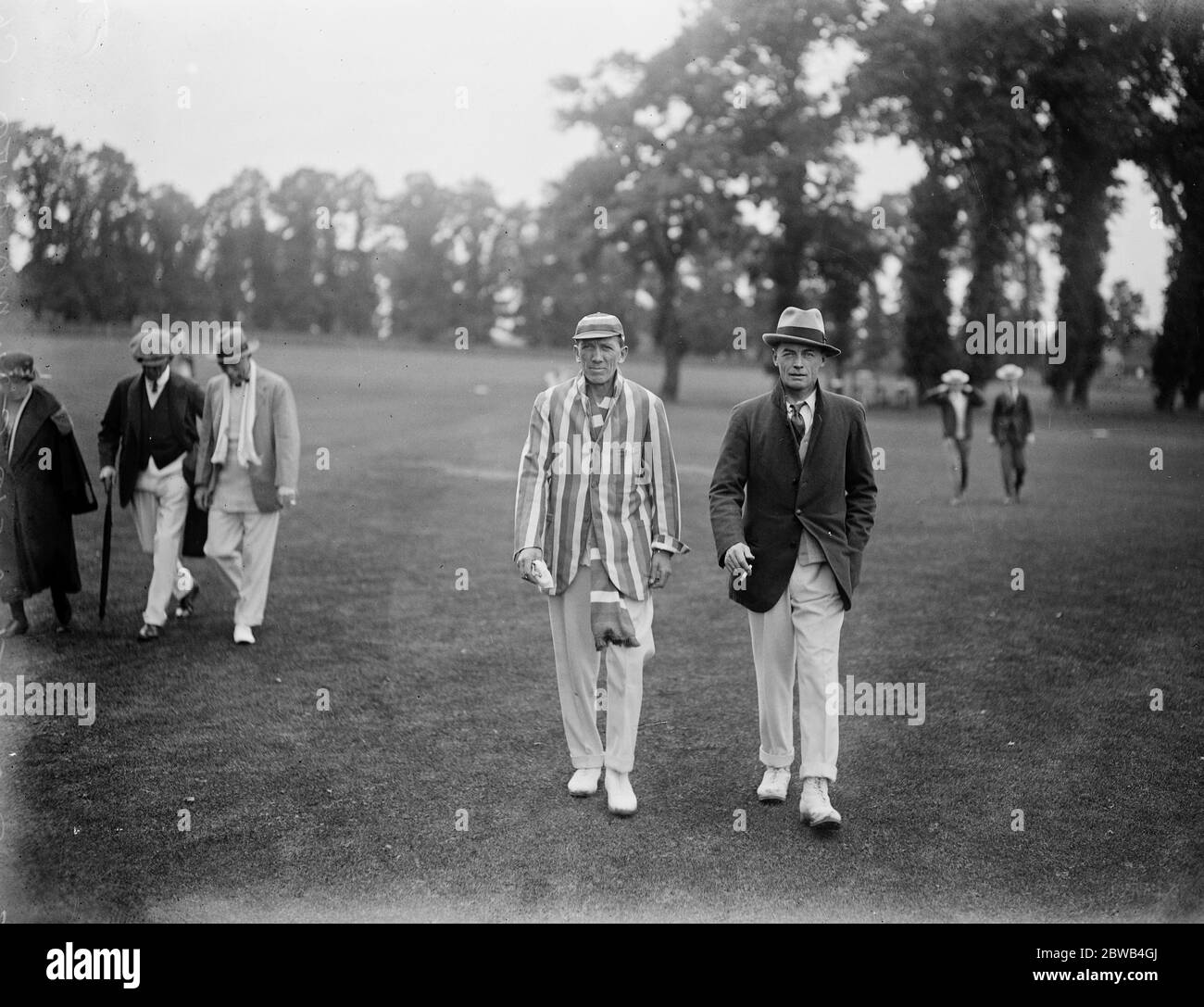 Many well known celebrities at cricket Many notable players took part in a cricket match played at Harrow between Kemp ' s team and Harrow Wanderers Sir Richard Cruise K C V O and Sir Gerald du Maurier going out to field 8 July 1922 Stock Photo