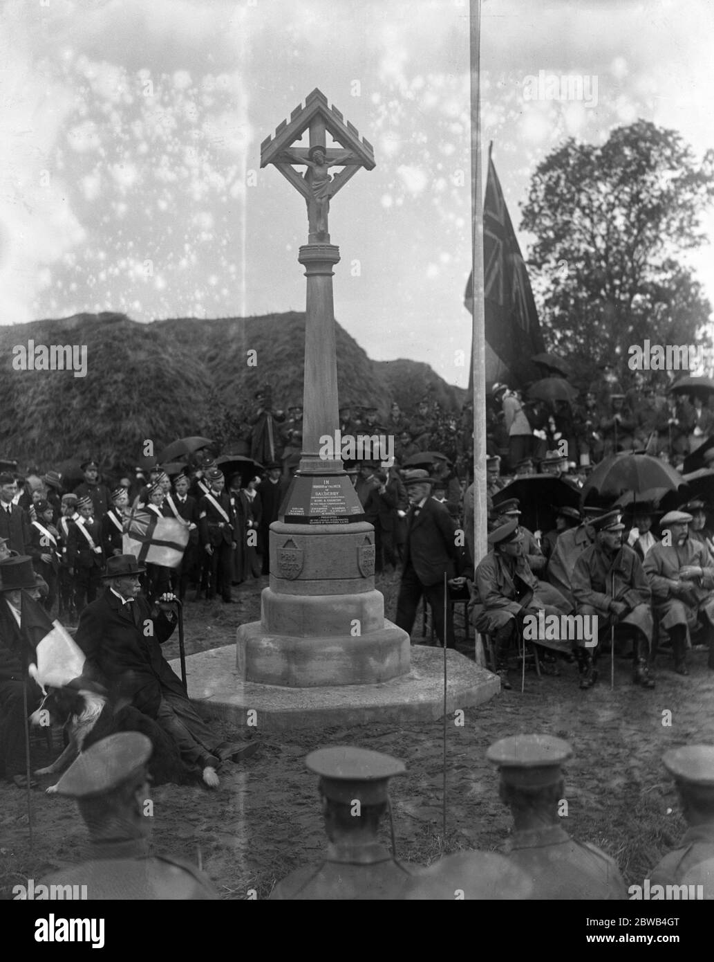 General Sir William Robertson , ( seated by the flagstaff ) Chief of the Imperial General Staff , unveils a village war cross at Dalderby , Lincolnshire . This village has sent the largest percentage of men to the army of any village in the country . 4 October 1916 Stock Photo