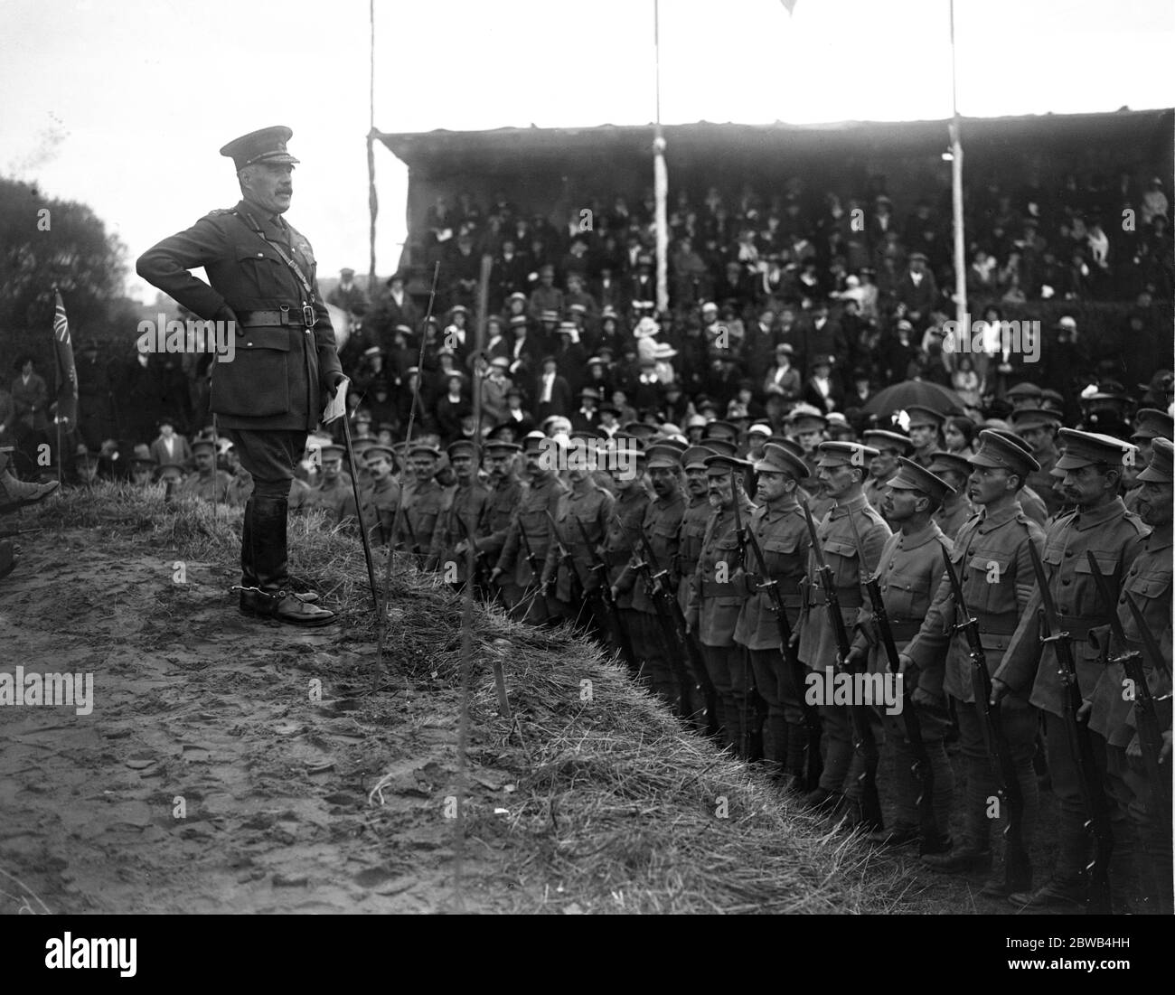 General Sir William Robertson , Chief of the Imperial General Staff , unveils a village war cross at Dalderby , Lincolnshire . This village has sent the largest percentage of men to the army of any village in the country . 4 October 1916 Stock Photo