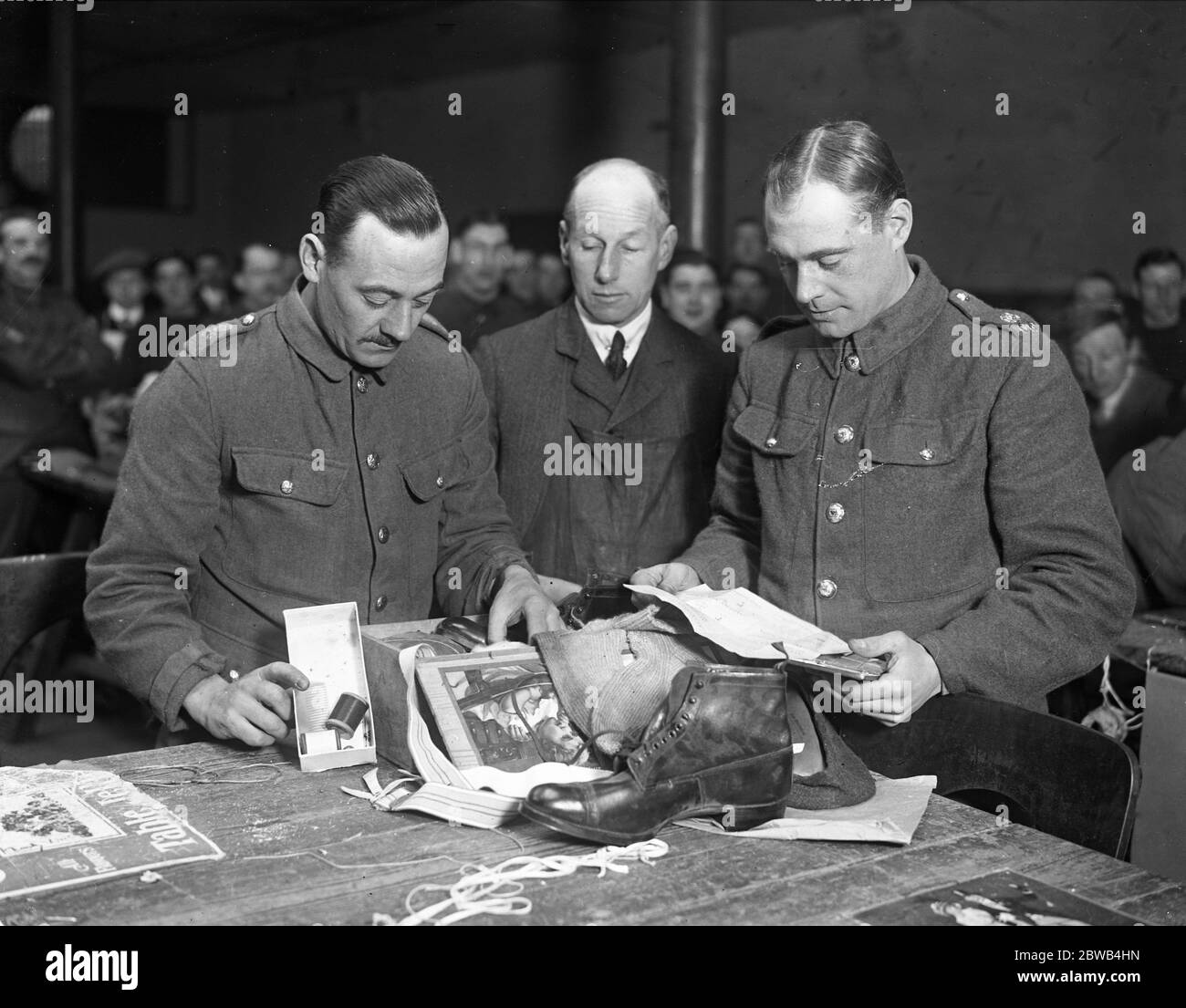 At Gilbey Hall , Islington , which is the GPO for parcels for British prisoners interned in Germany , wounded soldiers are employed to go through parcels to see there are no contrabands . 20 September 1916 Stock Photo