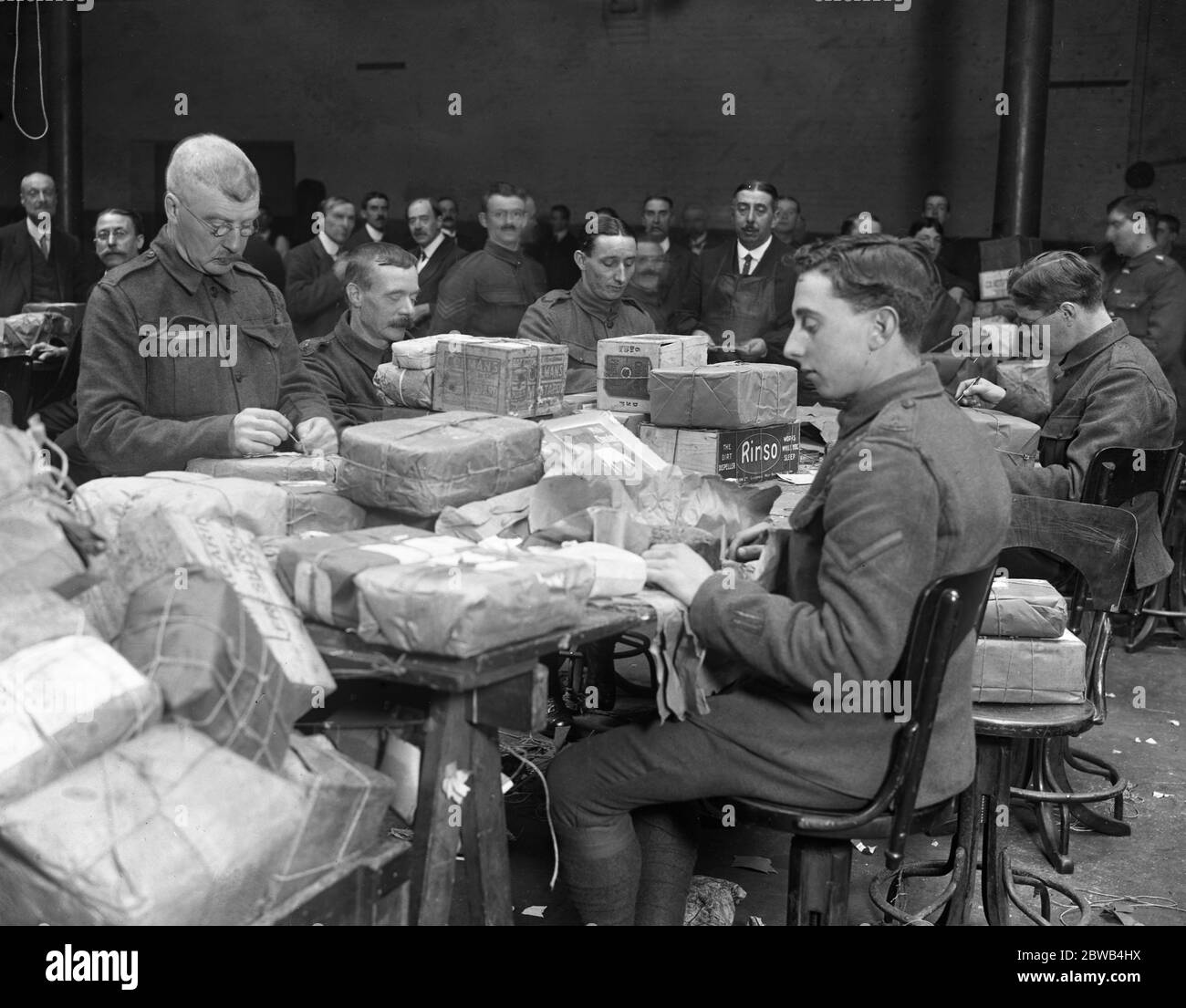 At Gilbey Hall , Islington , which is the GPO for parcels for British prisoners interned in Germany , wounded soldiers are employed to go through parcels to see there are no contrabands . 20 September 1916 Stock Photo