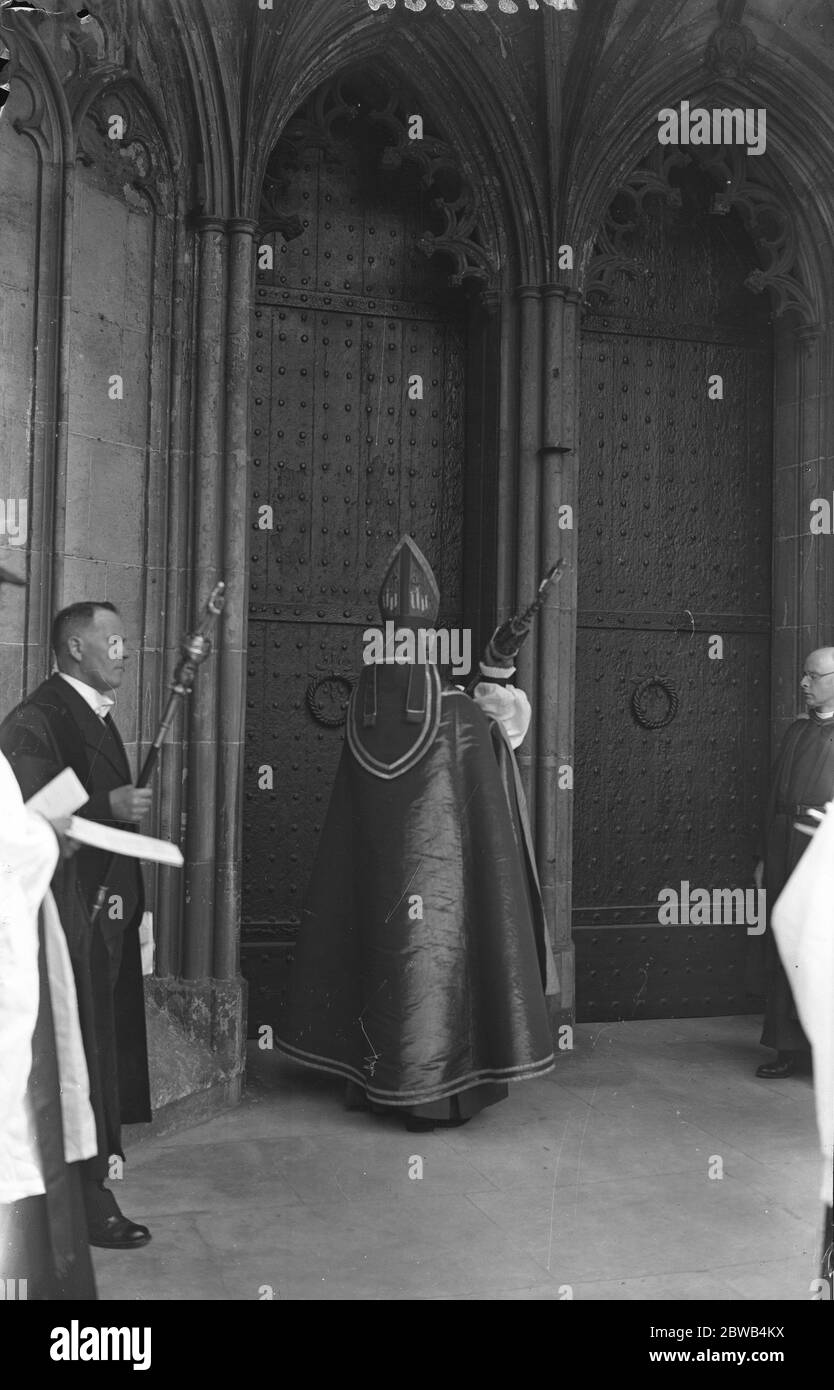 The enthronement of Dr Garrett as the new Bishop of Winchester . Knocking on the Cathedral door . 21 June 1932 Stock Photo