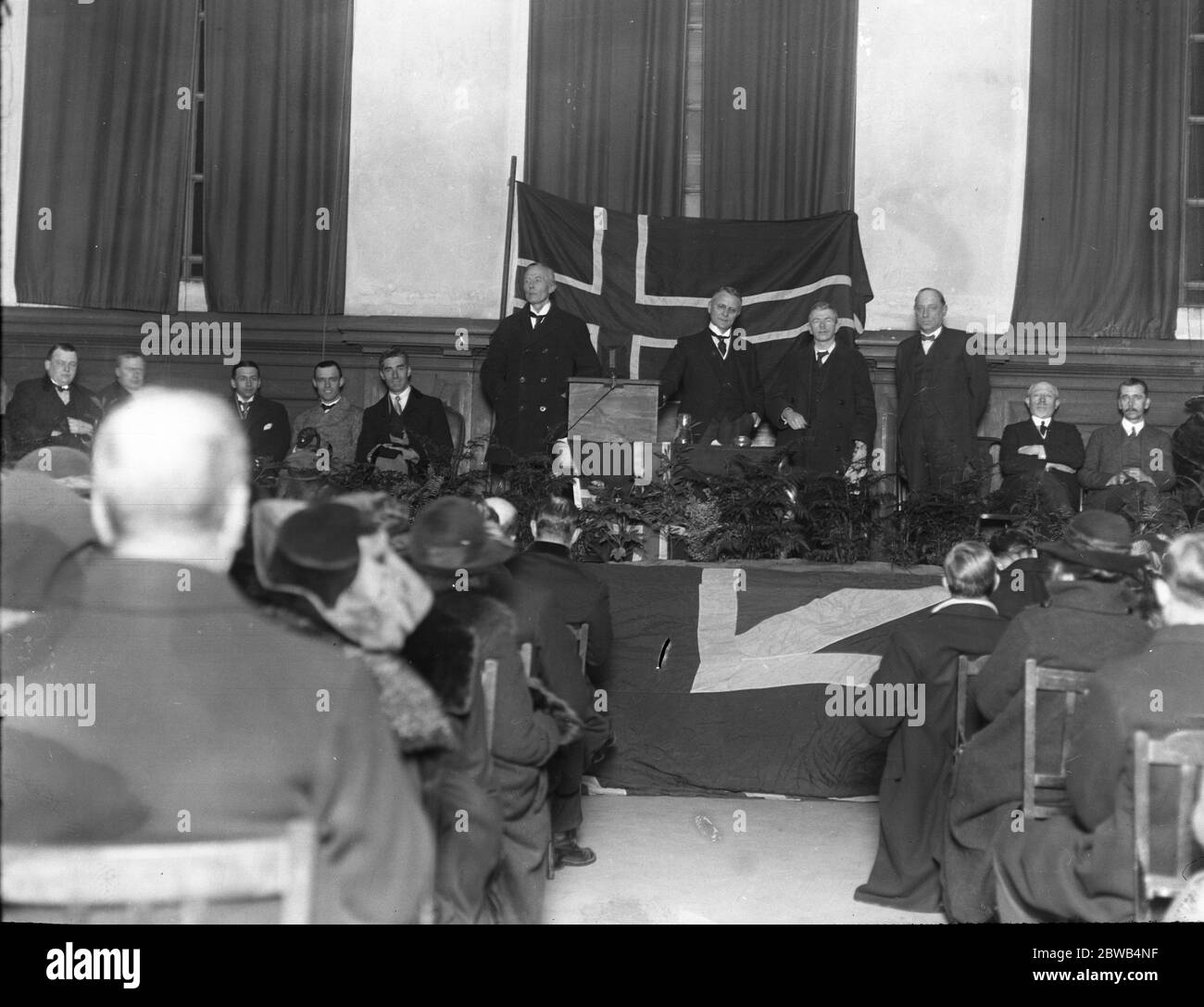League of Nations Union meeting at Central Hall , Westminster taken for the League . Left to right , standing ; the Rt Hon H A L Fisher , MP Norwegian Minister , M Vogt , Rt Hon J R Clynes , M K Knudsen ( Norwegian Chamber of Commerce ) . 1915 Stock Photo