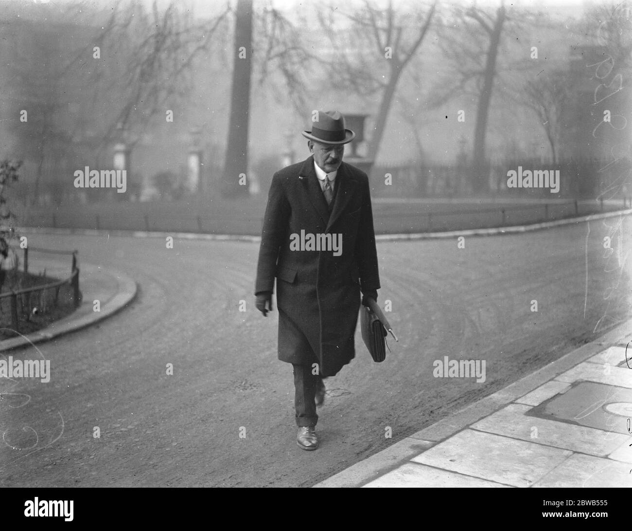 The fine arts commission sits at Whitehall Gardens Mr J Alfred Gotch , F S A , President of the Royal Institute of British Architects , arriving 7 March 1924 Stock Photo
