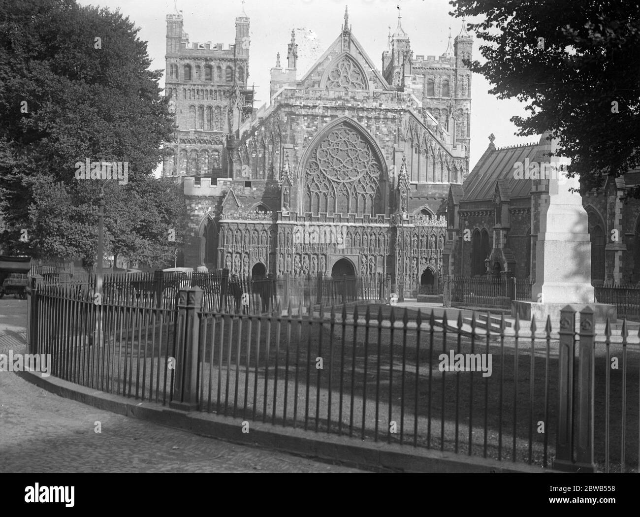 Exeter cathedral exterior Black and White Stock Photos & Images - Alamy