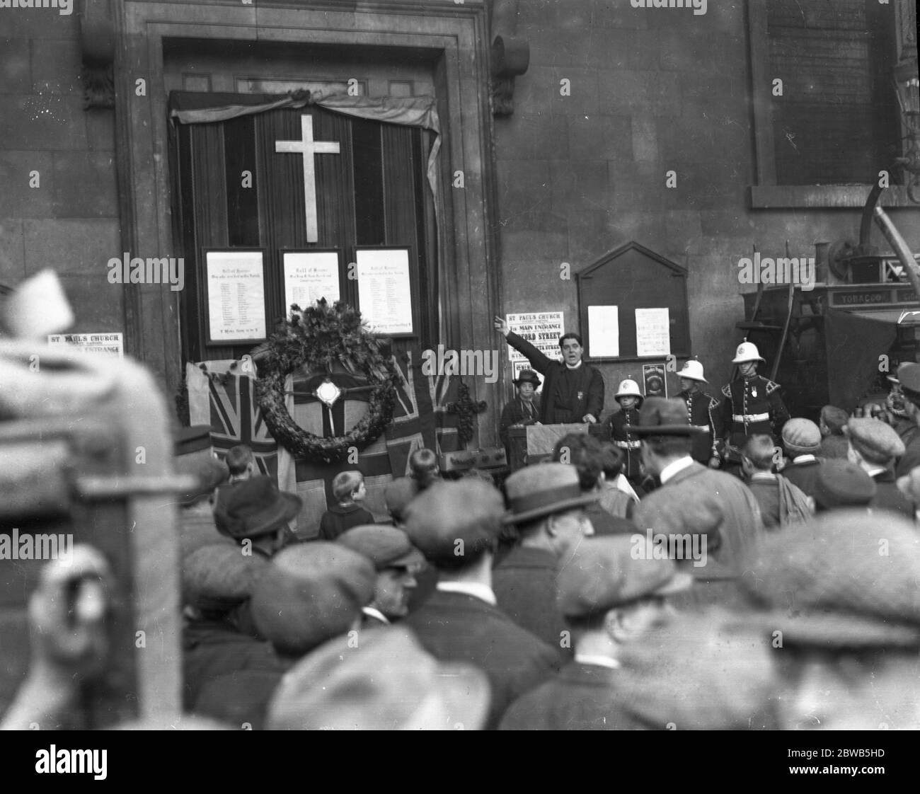 Reverend Clarence May speaking at his open - air pulpit to the crowds outside St Paul ' s Church in Covent Garden on Remembrance day . 11 November 1922 Stock Photo