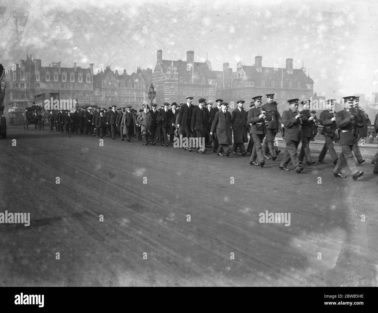 After the murder of Miss Edith Cavell , a line of recruits after leaving Whitehall . 1915 Stock Photo