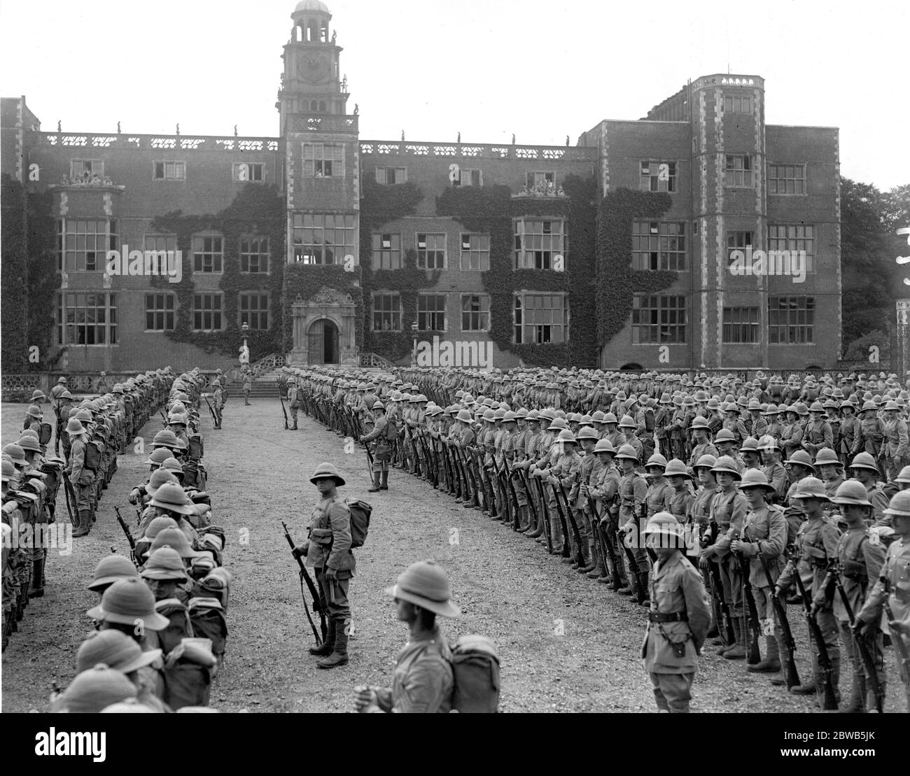 Inspection of the 10th London Regiment at Hatfield House , Hertfordshire , by Brigadier General C De Winton and Major General Inglefield . 1914 - 1918 Stock Photo